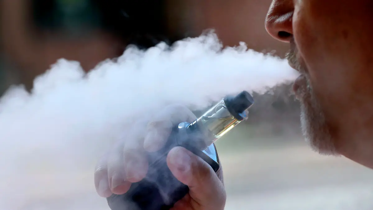 ARCHIV - 28.08.2019, USA, Portland: Ein Mann raucht eine E-Zigarette in Portland, Maine raucht. Die US-Gesundheitsbehörde CDC untersucht, ob der Gebrauch von E-Zigaretten zu schweren Lungenerkrankungen geführt hat. Foto: Robert F. Bukaty/AP/dpa +++ dpa-Bildfunk +++
