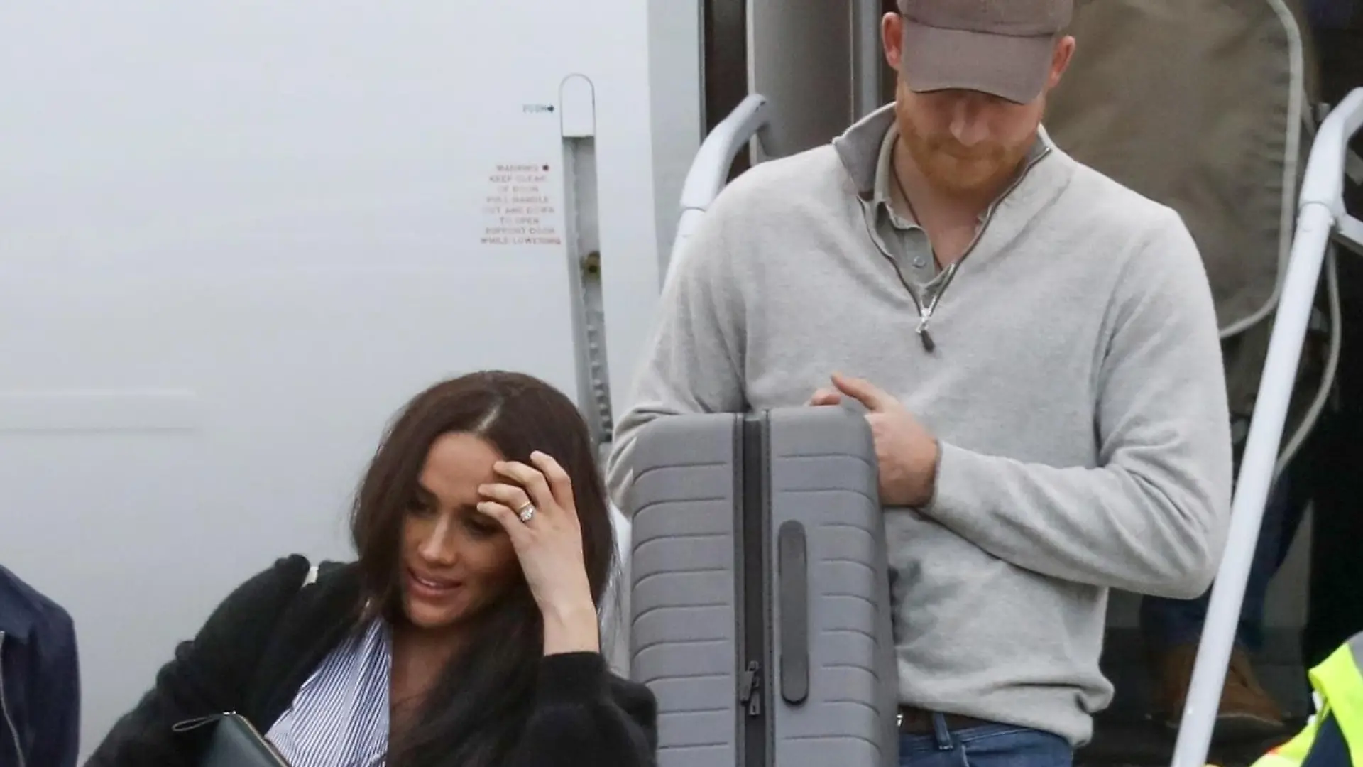 Prinz Harry und Herzogin Meghan schleppen Gepäck jetzt selbst