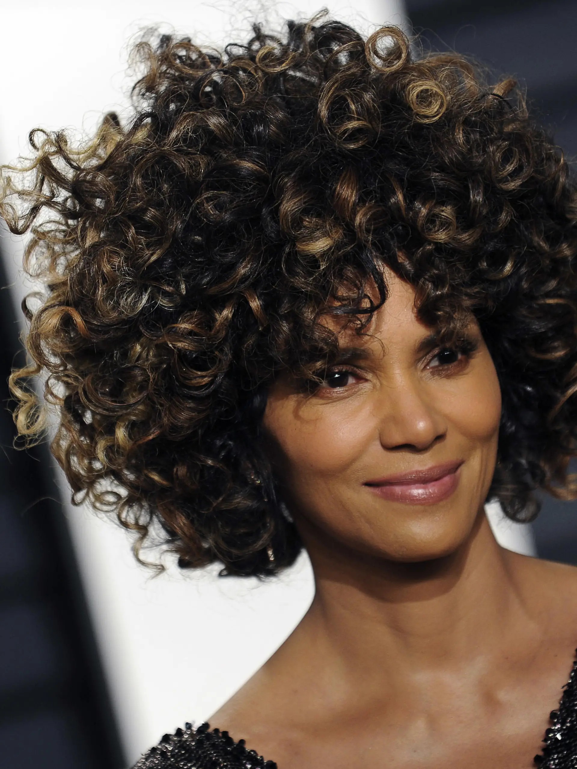 Halle Berry attends the 2017 Vanity Fair Oscar Party hosted by Graydon Carter at Wallis Annenberg Center for the Performing Arts on February 26, 2017 in Beverly Hills, California. | Verwendung weltweit