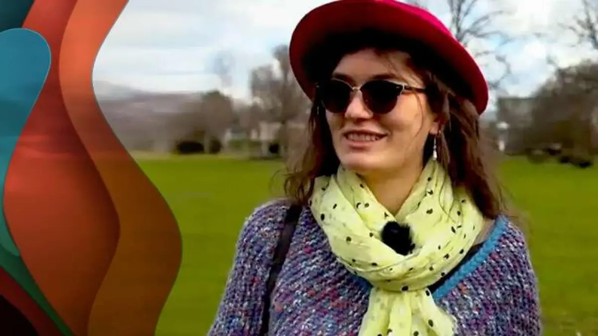 Alice Scharf trägt Sonnenbrille und Hut, um es ihren Augen zu erleichtern, sich an Sichterverhältnisse anzupassen.