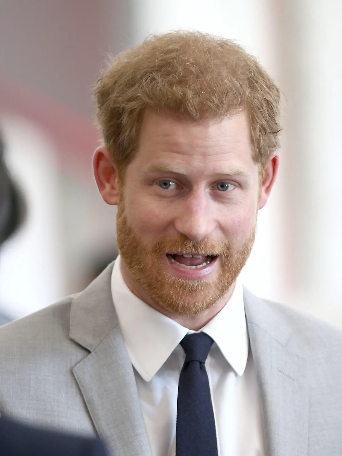 ARCHIV - 18.04.2018, Großbritannien, London: Prinz Harry, Herzog von Sussex, spricht mit Delegierten des "Commonwealth Youth Forum". (zu dpa "Meghan ist wieder in Kanada - Queen pocht auf Entscheidungen") Foto: Yui Mok/PA Wire/dpa +++ dpa-Bildfunk +++