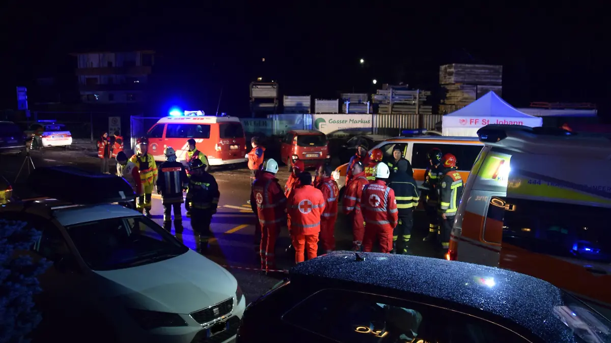HANDOUT - 05.01.2020, Italien, Bruneck: Einsatzkräfte der Freiwilligen Feuerwehr Luttach und des italienischen Roten Kreuzes sind an einer Unfallstelle in der Nähe von Bruneck in der Gemeinde Ahrntal in Südtirol zu sehen. Hier ist in der Nacht zum Sonntag ein Auto in eine Reisegruppe gefahren und hat sechs Menschen tödlich verletzt. Man gehe davon aus, dass die Opfer aus Deutschland kommen, sagte ein Polizeisprecher aus Bozen der Deutschen Presse-Agentur am Sonntag. (zu dpa «Auto fährt in Südtirol in Reisegruppe: Vermutlich sechs Deutsche tot») Foto: Freiwillige Feuerwehr Luttach/dpa - ACHTUNG: Nur zur redaktionellen Verwendung und nur mit vollständiger Nennung des vorstehenden Credits +++ dpa-Bildfunk +++