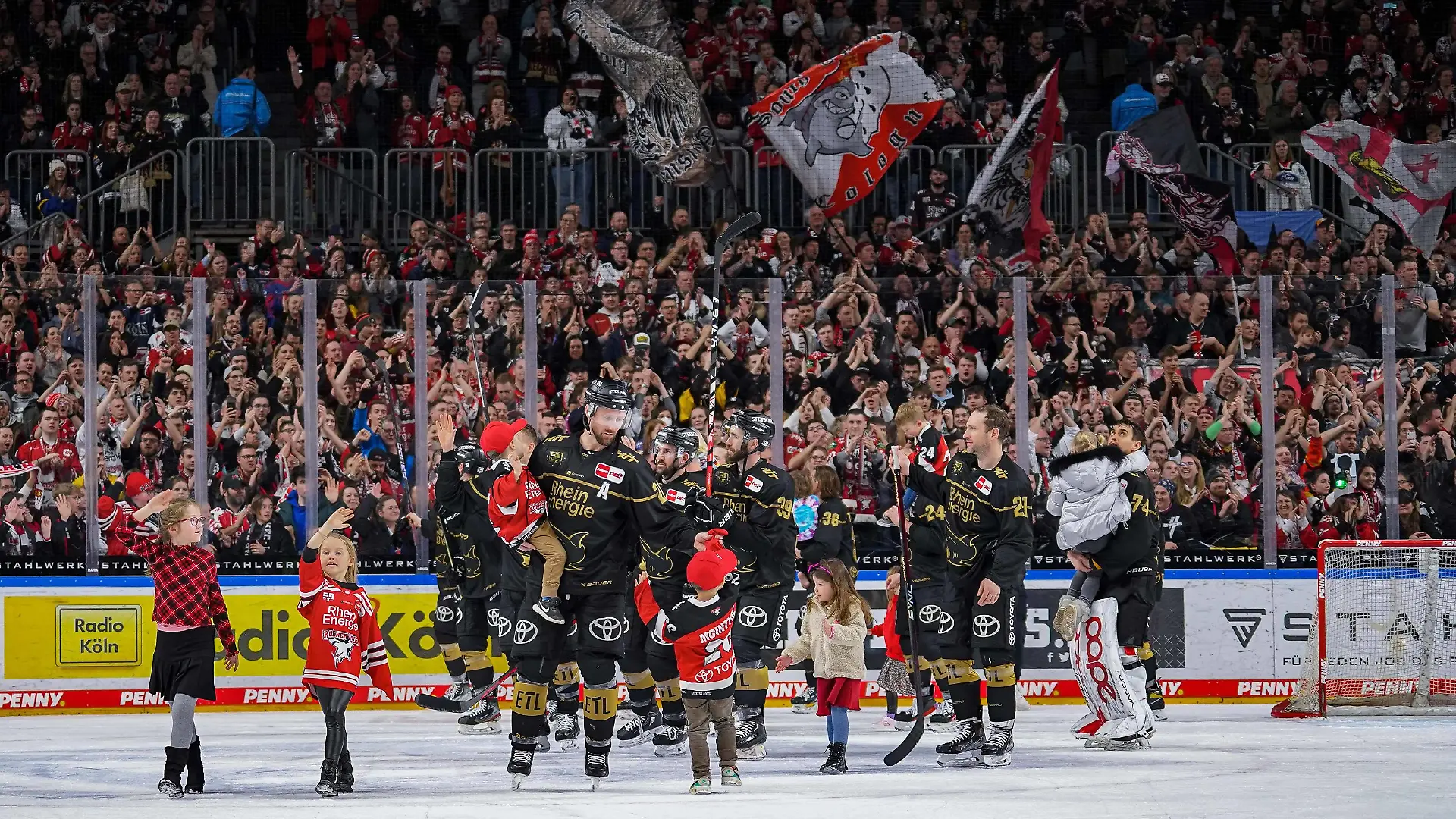 Eishockey Penny-DEL 60.Spieltag Kölner Haie - Bietigheim Steelers am 05.03.2023 in der Lanxess Arena in Köln Die Kölner Mannschaft feiert mit den Fans den Einzug in die Playoffs Gemäß den Vorgaben der DEL Deutsche Eishockey Liga ist die Publikation und Weiterverwertung der Aufnahmen in elektronischen Medien und Endgeräten aller Art während des laufenden Spiels nicht zulässig. *** Ice hockey penny DEL 60 match day Kölner Haie Bietigheim Steelers on 05 03 2023 in the Lanxess Arena in Cologne The Cologne team celebrates with the fans the entry into the playoffs According to the specifications of the DEL German Ice Hockey League, the publication and further use of the recordings in electronic media and end devices of any kind during the ongoing game is not permitted xDMx