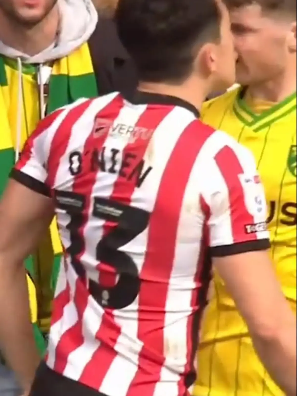 Luke O'Nien küsst Gegenspieler
