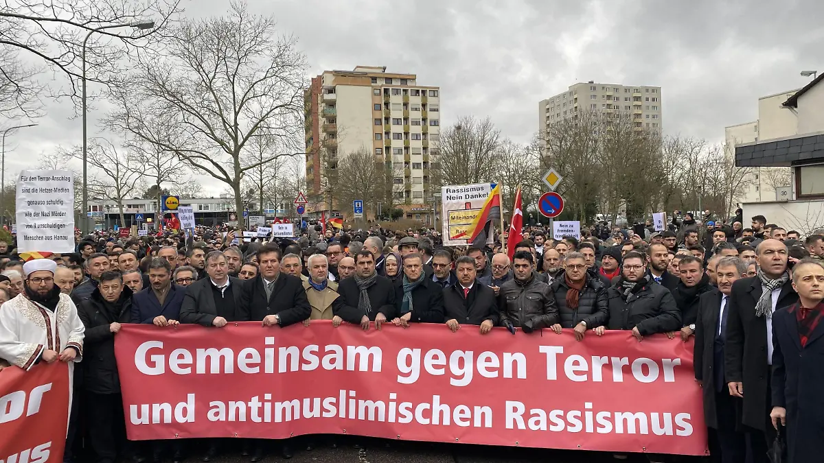Nach ersten Schätzungen der Polizei liefen um die 6.000 Menschen vom Tatort Kurt-Schumacher-Platz zum Marktplatz in der Innenstadt.
