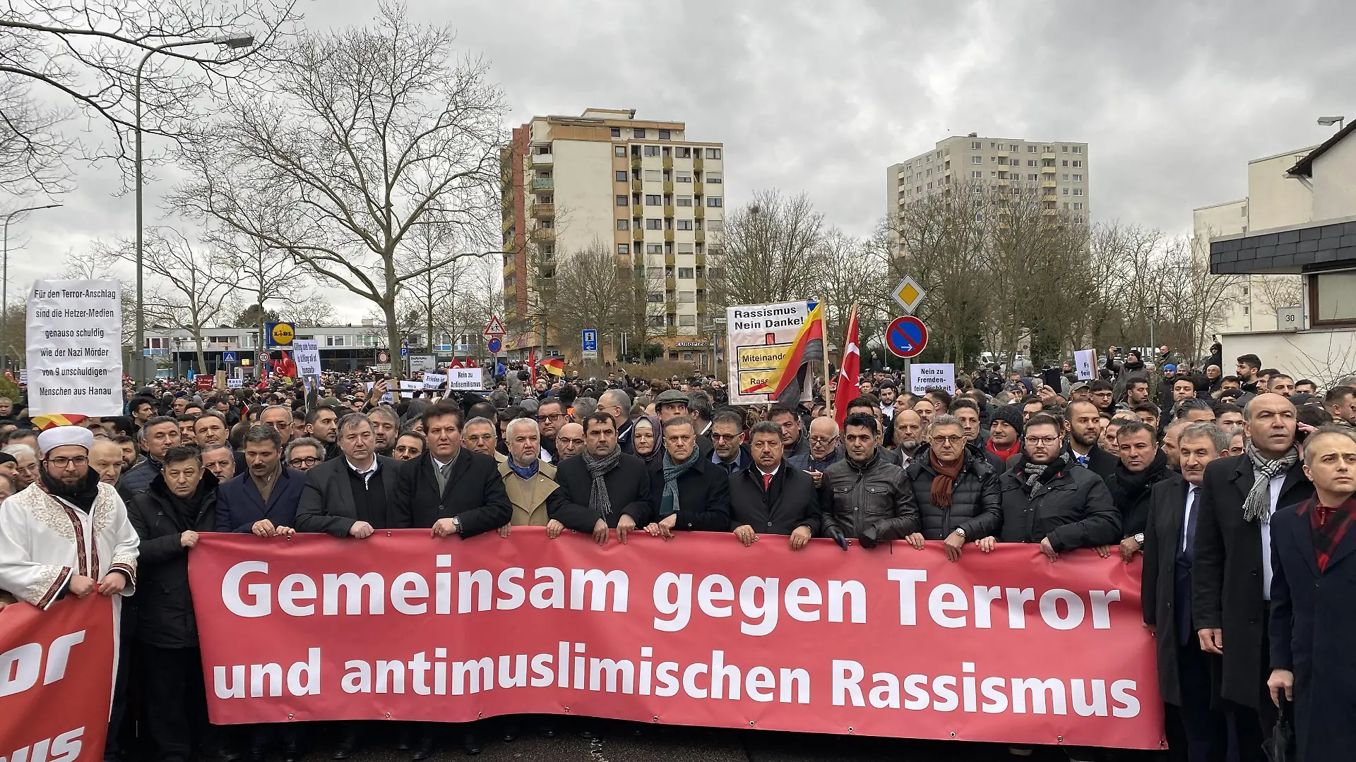 Nach ersten Schätzungen der Polizei liefen um die 6.000 Menschen vom Tatort Kurt-Schumacher-Platz zum Marktplatz in der Innenstadt.