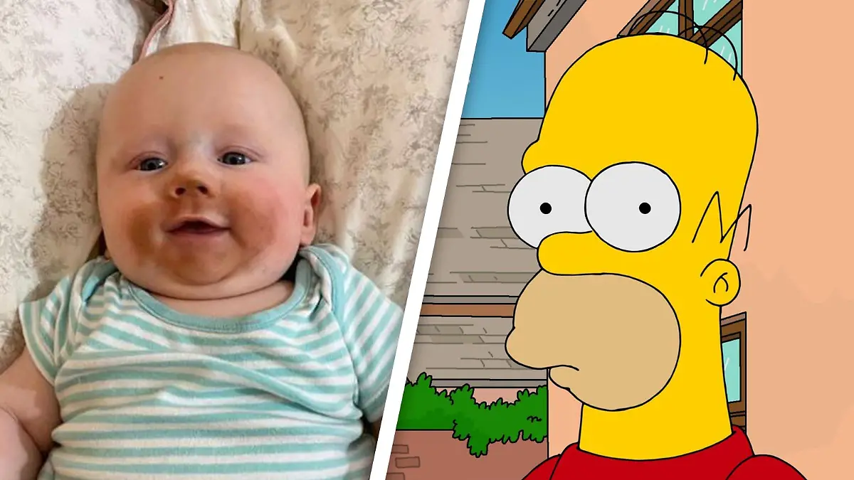 Mutter stillt Baby, nachdem sie Selbstbräuner verwendet hat.