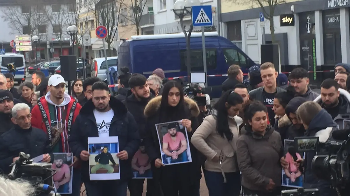 Hanau/Heumarkt: Freunde und Angehörige lesen die Namen der Toten vor.
