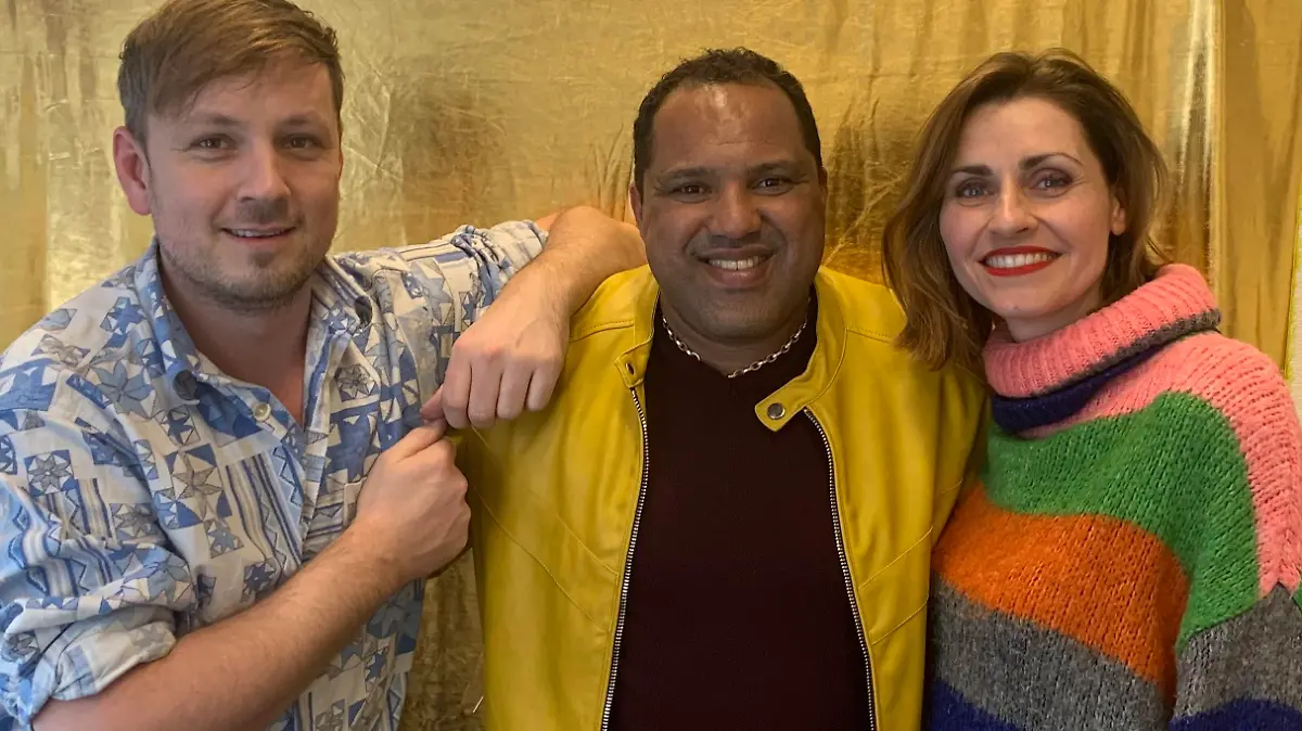 Martin Tietjen und Bella Lesnik interviewen „Let’s Dance“-Kandidat Ailton (Mitte) für den offiziellen „Let’s Dance“-Podcast bei AUDIO NOW.