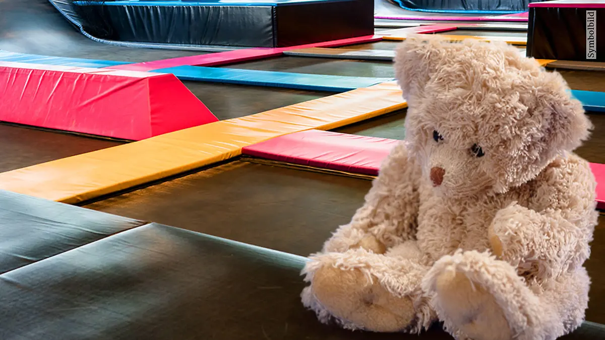 Teddybär auf Trampolin