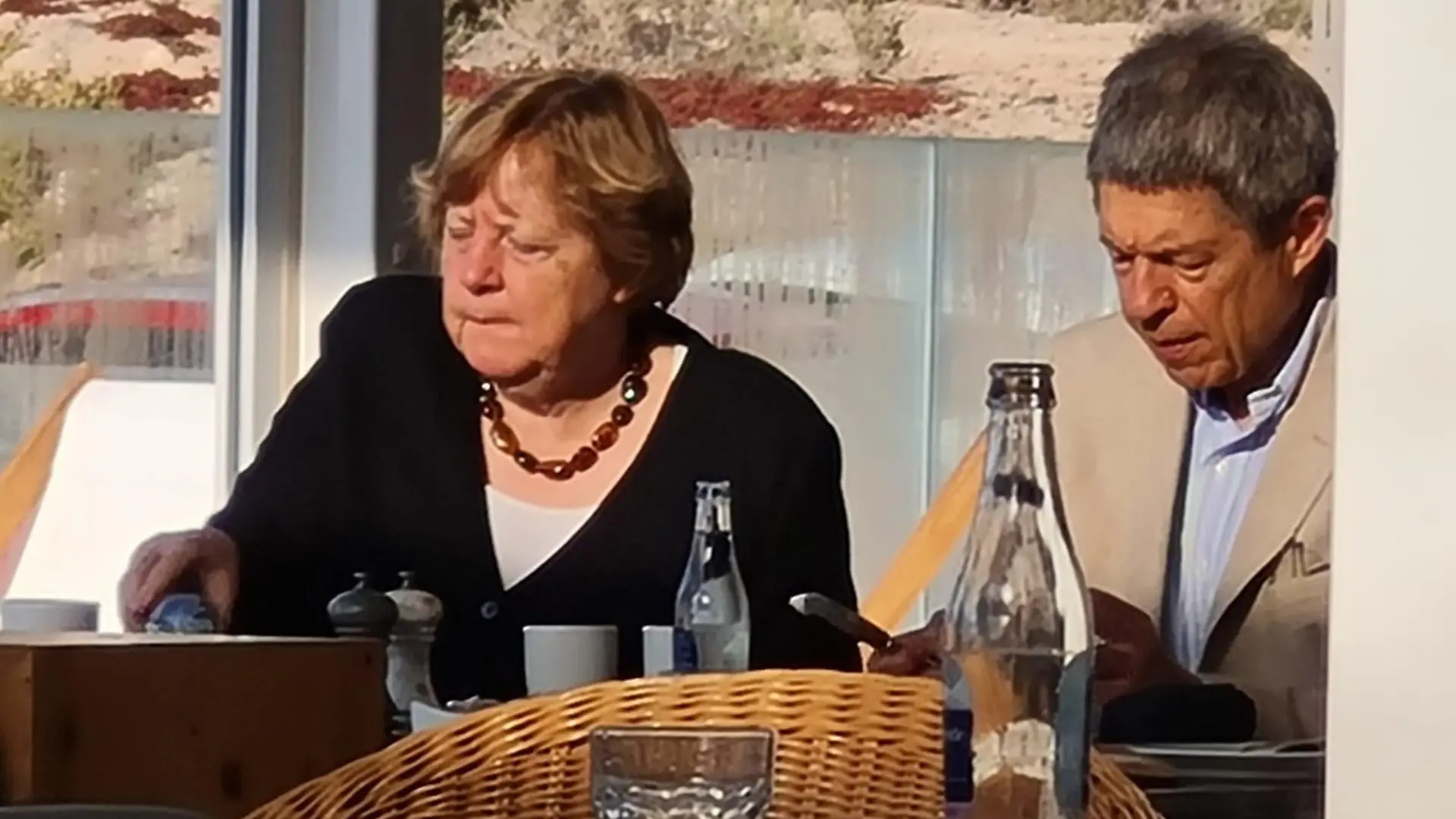 Fuerteventura, 11.03.2023
Foto: Angela Merkel (68) mit Ehemannn Joachim Sauer (73) auf Fuerteventura. Die Altkanzlerin trgt auch im Urlaub eine ihrer aufflligen Ketten
22 Grad, die Sonne scheint. Whrend Katharina_Thalbach demnchst als Angela Merkel im TV zu sehen ist (s.?u.), machte die echte Altkanzlerin mit Ehemann Joachim Sauer gerade Urlaub auf der kanarischen Insel. Merkel liebt das Reisen Ð aber schon immer bodenstndig. Als Kanzlerin fuhr sie zum Wandern ins 4-Sterne-Hotel nach Sdtirol, zum Langlaufen in die Schweiz oder auf die Insel Ischia. Auch im Ruhestand ist sie viel unterwegs. Italien, fnf Wochen Ostsee und jetzt die Kanaren. Eingecheckt hat sie diesmal in einem Hotel nur fr Erwachsene. Merkel residierte im 4-Sterne-Haus ãInnside by MeliÒ (Doppelzimmer inkl. Frhstck aktuell rund 200 Euro pro Nacht). Das liegt wie eine Oase umgeben von Palmen und hohen Dnen au§erhalb des Touristenortes Costa Calma. Und so unauffllig wie ihr Urlaubsdomizil ist, verhielt sich auch Angela Merkel. Zwar wurde sie von drei Leibwchtern begleitet, doch die hielten sich dezent im Hintergrund. Auch morgens beim Frhstcksbuffet. ãSie verhielt sich wie jeder andere Tourist, wartete geduldig, bis ihr Toast aus dem Laufband-Toaster kamÒ, sagt ein Gast zu BamS. ãWenn die Leute sie entdeckten, wurde schon mal getuschelt. Aber sie wurde immer in Ruhe gelassen.Ò Einziger Promi-Bonus: Im Restaurant hatte sie einen reservierten Tisch, sa§ neben Ehemann Joachim Sauer auf einer Couch, mit Blick auf die Dnenlandschaft. Am Tisch dahinter wachten die Bodyguards. Inzwischen ist Angela Merkel wieder abgereist. Ihr Tisch ist nicht mehr reserviert, sie wurde zum Flughafen gefahren.
/ P-Tag: 2023-03-12 /