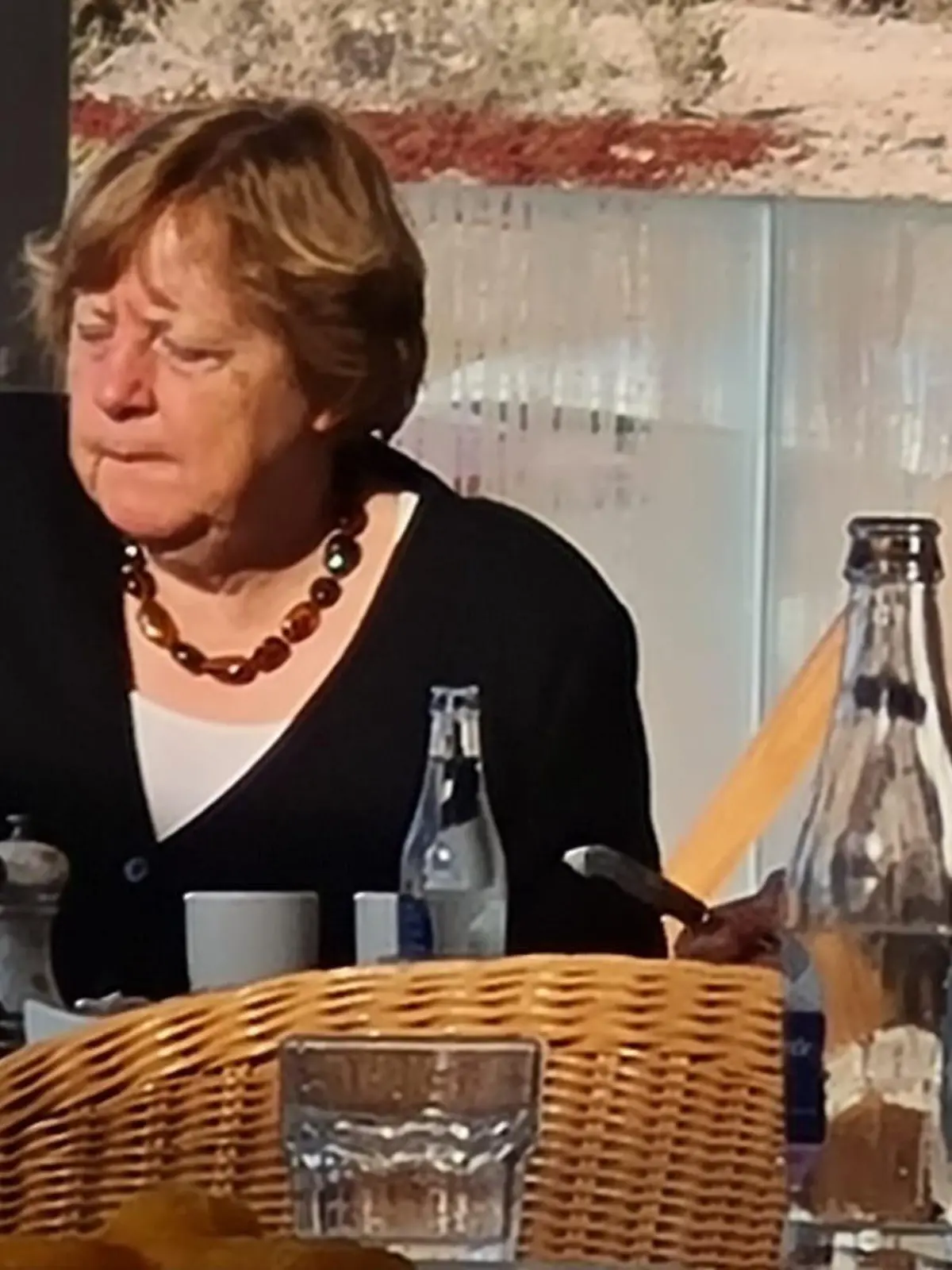 Fuerteventura, 11.03.2023
Foto: Angela Merkel (68) mit Ehemannn Joachim Sauer (73) auf Fuerteventura. Die Altkanzlerin trgt auch im Urlaub eine ihrer aufflligen Ketten

22 Grad, die Sonne scheint. Whrend Katharina_Thalbach demnchst als Angela Merkel im TV zu sehen ist (s.?u.), machte die echte Altkanzlerin mit Ehemann Joachim Sauer gerade Urlaub auf der kanarischen Insel. Merkel liebt das Reisen Ð aber schon immer bodenstndig. Als Kanzlerin fuhr sie zum Wandern ins 4-Sterne-Hotel nach Sdtirol, zum Langlaufen in die Schweiz oder auf die Insel Ischia. Auch im Ruhestand ist sie viel unterwegs. Italien, fnf Wochen Ostsee und jetzt die Kanaren. Eingecheckt hat sie diesmal in einem Hotel nur fr Erwachsene. Merkel residierte im 4-Sterne-Haus ãInnside by MeliÒ (Doppelzimmer inkl. Frhstck aktuell rund 200 Euro pro Nacht). Das liegt wie eine Oase umgeben von Palmen und hohen Dnen au§erhalb des Touristenortes Costa Calma. Und so unauffllig wie ihr Urlaubsdomizil ist, verhielt sich auch Angela Merkel. Zwar wurde sie von drei Leibwchtern begleitet, doch die hielten sich dezent im Hintergrund. Auch morgens beim Frhstcksbuffet. ãSie verhielt sich wie jeder andere Tourist, wartete geduldig, bis ihr Toast aus dem Laufband-Toaster kamÒ, sagt ein Gast zu BamS. ãWenn die Leute sie entdeckten, wurde schon mal getuschelt. Aber sie wurde immer in Ruhe gelassen.Ò Einziger Promi-Bonus: Im Restaurant hatte sie einen reservierten Tisch, sa§ neben Ehemann Joachim Sauer auf einer Couch, mit Blick auf die Dnenlandschaft. Am Tisch dahinter wachten die Bodyguards. Inzwischen ist Angela Merkel wieder abgereist. Ihr Tisch ist nicht mehr reserviert, sie wurde zum Flughafen gefahren. 


/ P-Tag: 2023-03-12 /