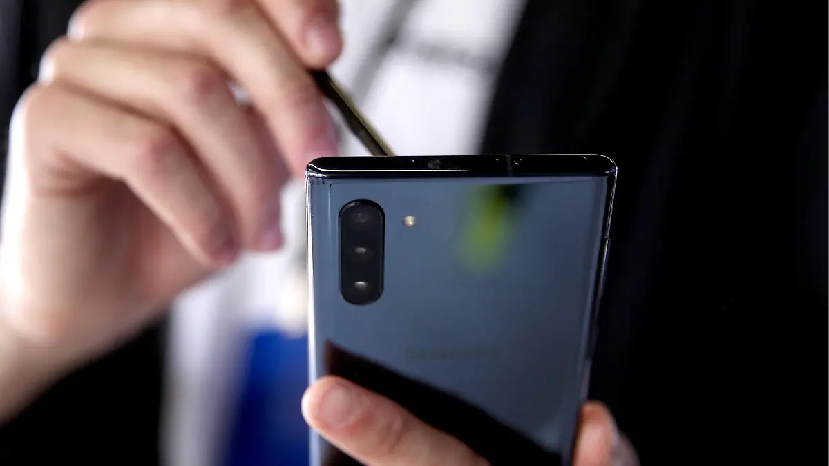 MOSCOW, RUSSIA  AUGUST 8, 2019: Unveiling a Samsung Galaxy Note 10 smartphone with a 6.3-inch screen and an upgraded S-Pen stylus, at Moscow s Gorky Park. Valery Sharifulin/TASS PUBLICATIONxINxGERxAUTxONLY TS0B5CE5  