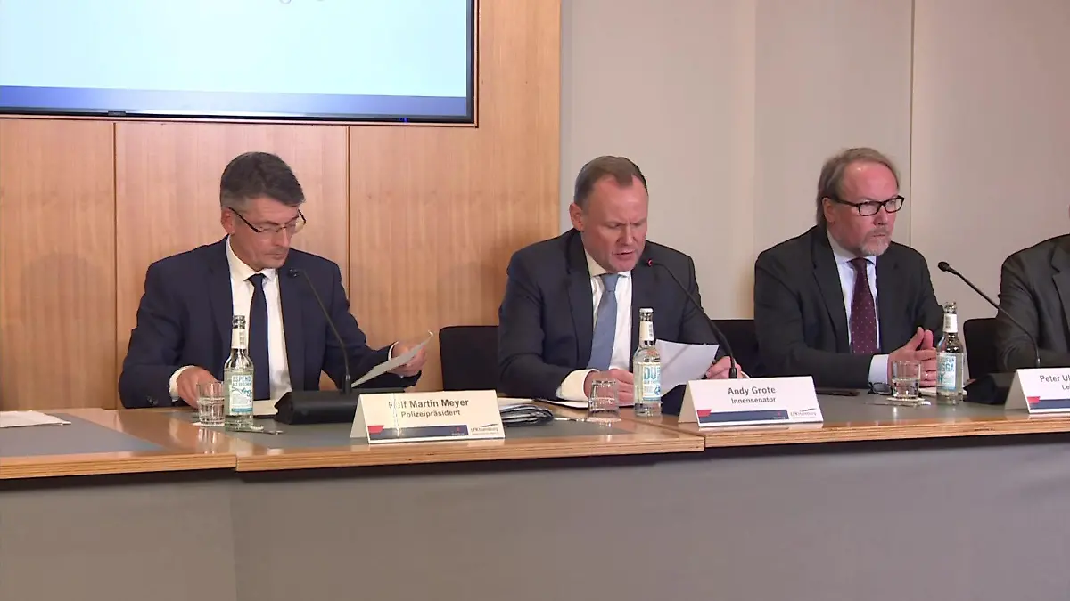 Pressekonferenz zum Amoklauf in Hamburg Alsterdorf unter anderem mit dem Landeskriminalamt, dem Innensenator, dem Generalstaatsanwaltschaft und dem Polizeipräsidenten.