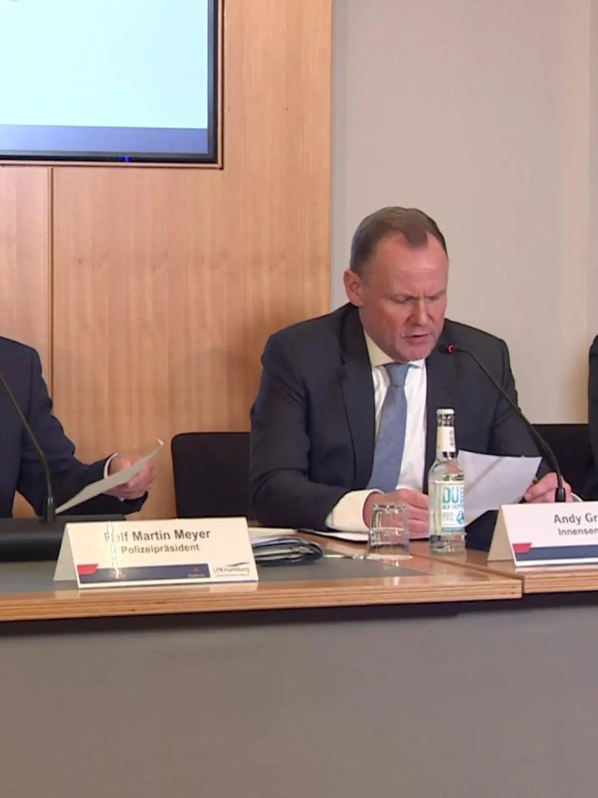 Pressekonferenz zum Amoklauf in Hamburg Alsterdorf unter anderem mit dem Landeskriminalamt, dem Innensenator, dem Generalstaatsanwaltschaft und dem Polizeipräsidenten.