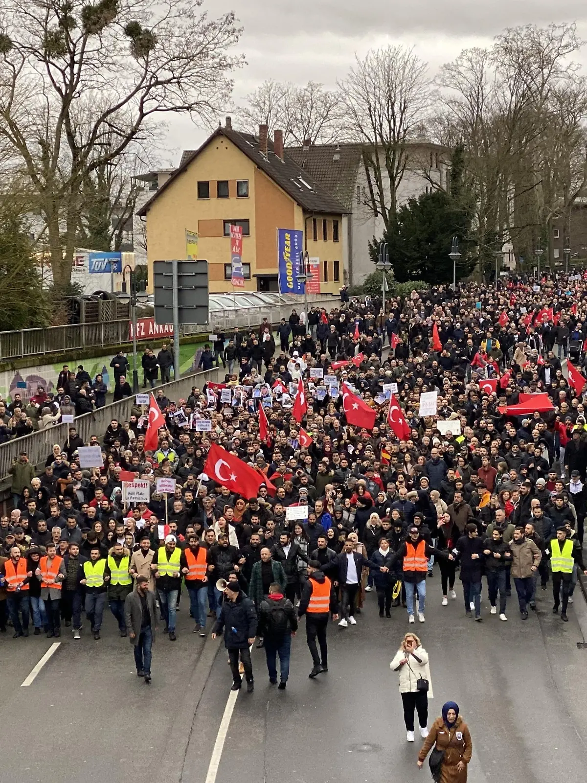 Mehrere tausend Menschen haben am Sonntag in Hanau der Opfer des mutmaßlich rassistischen Anschlags gedacht.