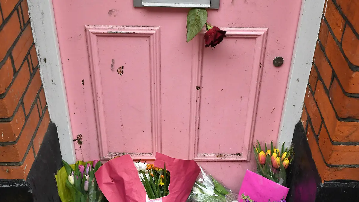 16.02.2020, Großbritannien, London: Blumen wurden in Gedenken an die verstorbene britische Moderatorin Flack vor ihrer Haustür niedergelegt. Flack ist im Alter von 40 Jahren gestorben, wie ihre Familie am Wochenende mitteilte. Foto: Dominic Lipinski/PA Wire/dpa +++ dpa-Bildfunk +++