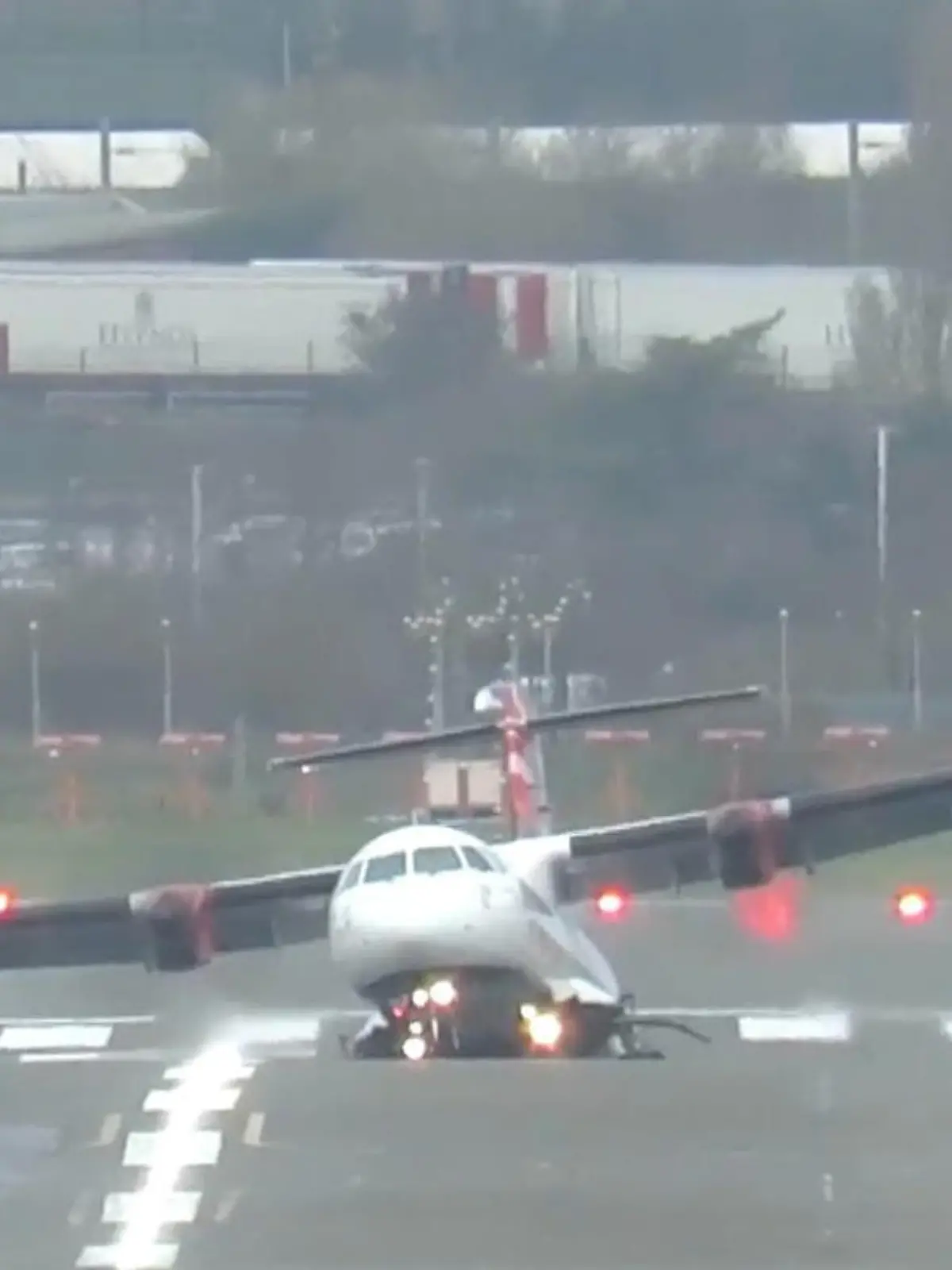 Der Pilot kämpft – probiert das Flugzeug auf Kurs zu halten – nur Sekunden vor dem Aufsetzen trifft er die Entscheidung: Eine Landung ist zu riskant! Von Sturmböen bis zu 90 km/h wird dieser Flieger scheinbar hilflos durchgeschüttelt.
