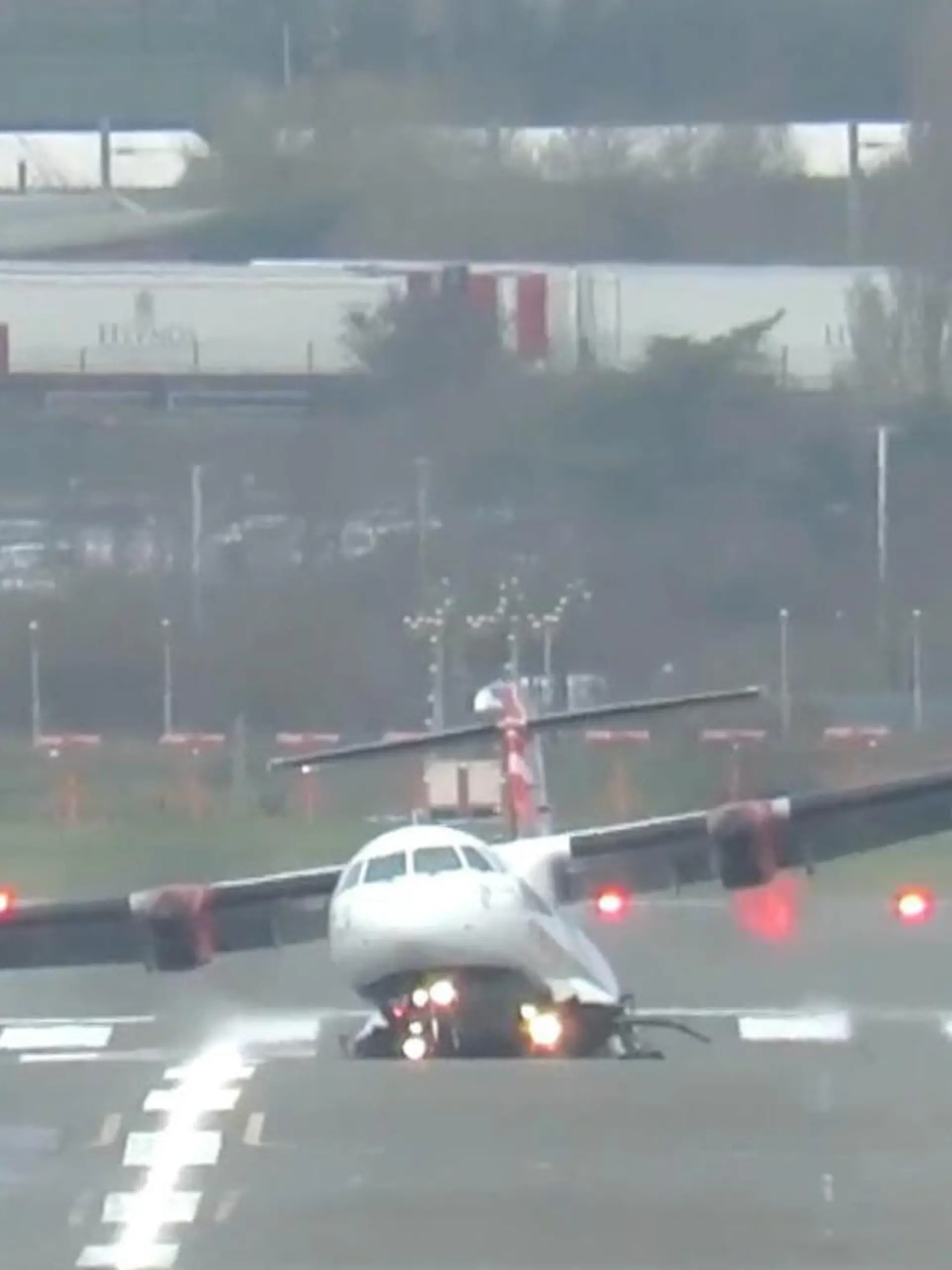 Der Pilot kämpft – probiert das Flugzeug auf Kurs zu halten – nur Sekunden vor dem Aufsetzen trifft er die Entscheidung: Eine Landung ist zu riskant! Von Sturmböen bis zu 90 km/h wird dieser Flieger scheinbar hilflos durchgeschüttelt.