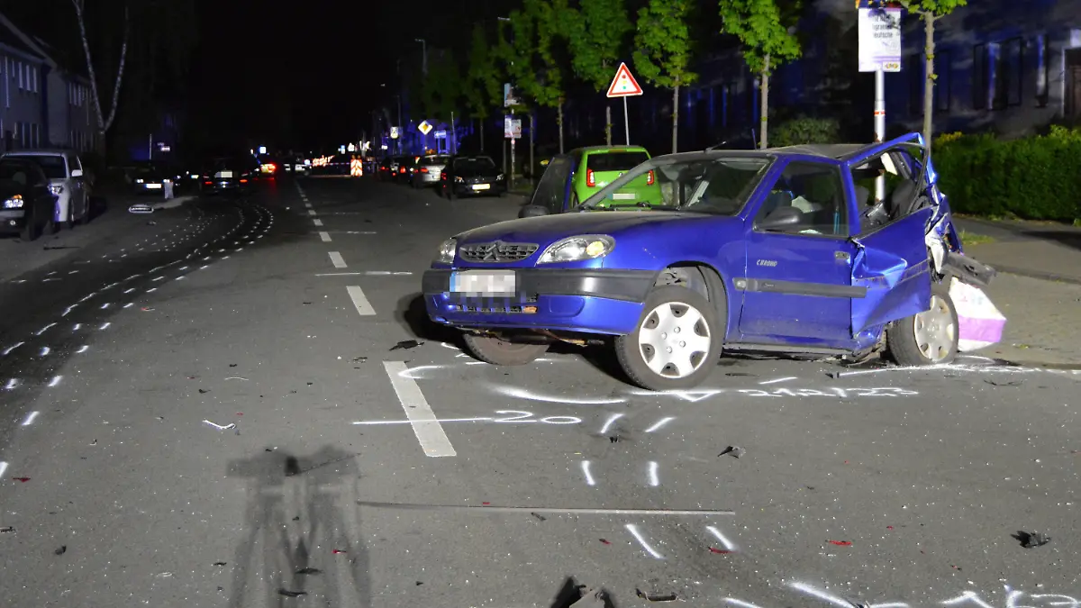 ARCHIV - 22.04.2019, Nordrhein-Westfalen, Moers: Das Auto einer Unbeteiligten steht auf einer Straßenkreuzung. Nach einem mutmaßlichen illegalen Autorennen mit einem Todesopfer in Moers am Niederrhein beginnt am Montag der Prozess gegen zwei junge Männer. Die beiden 22-Jährigen aus Duisburg sollen sich im vergangenen April in Moers mit ihren über 500 PS starken Autos ein Rennen geliefert haben. Einer prallte laut Anklage in einem Kreuzungsbereich gegen den Wagen einer 43-jährigen Frau, die drei Tage später starb Foto: -/Polizei Duisburg/dpa +++ dpa-Bildfunk +++