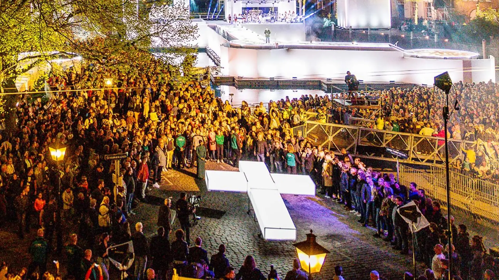Mit einem Staraufgebot an bekannten Sänger*innen und Schauspieler*innen inszeniert RTL auf dem Burgplatz in Essen die größte Geschichte aller Zeiten als großes Musik-Live-Event.
(Foto: In den Niederlanden wird "Die Passion" seit zehn Jahren ausgestrahlt.)