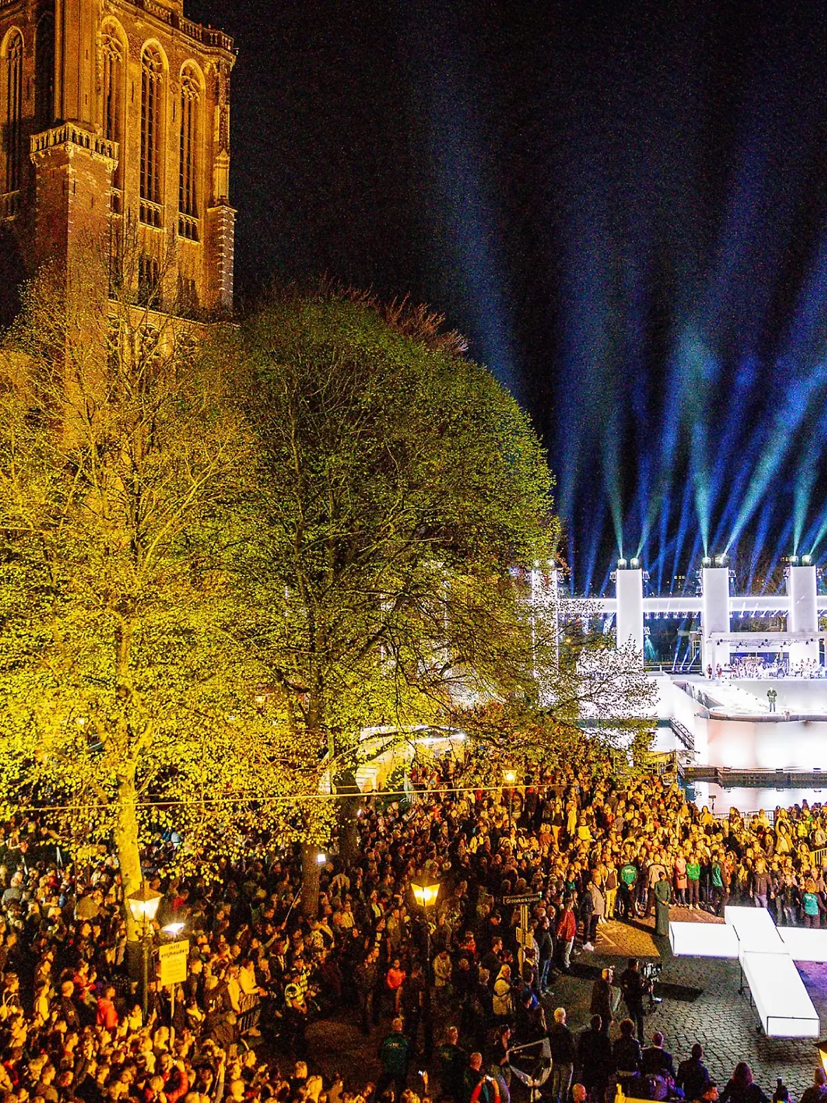 Mit einem Staraufgebot an bekannten Sänger*innen und Schauspieler*innen inszeniert RTL auf dem Burgplatz in Essen die größte Geschichte aller Zeiten als großes Musik-Live-Event.
(Foto: In den Niederlanden wird "Die Passion" seit zehn Jahren ausgestrahlt.)