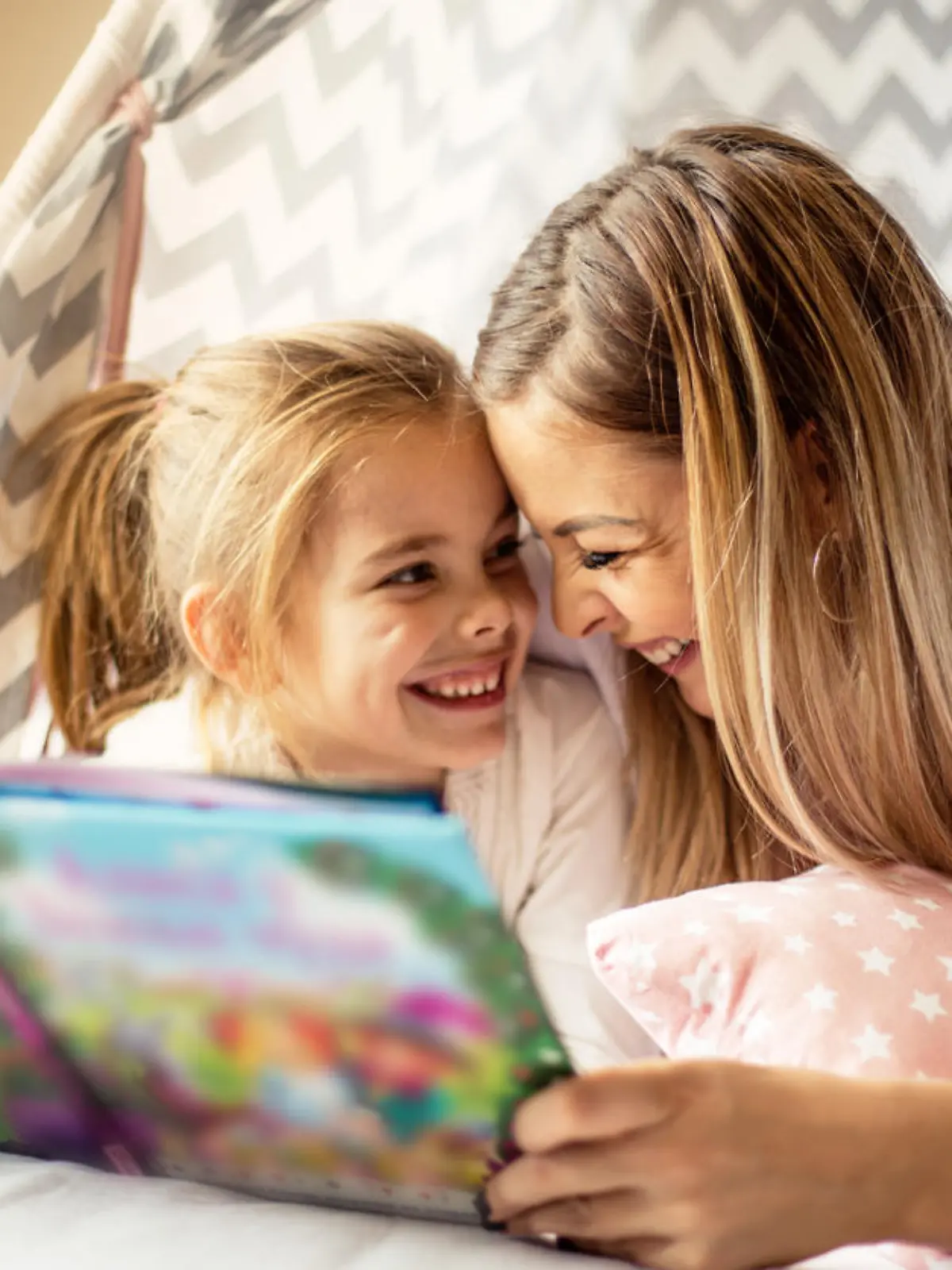 Mutter liest Kinderbuch vor