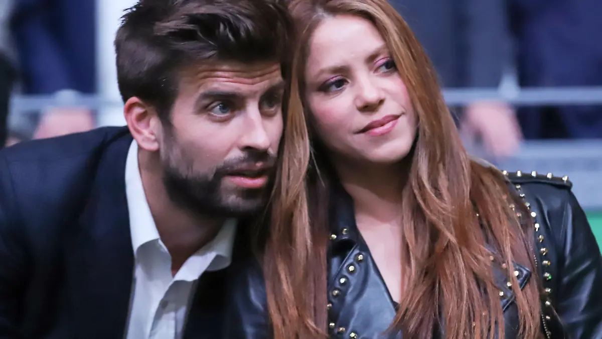 ARCHIV - 24.11.2019, Spanien, Madrid: Shakira, Sängerin aus Kolumbien, und Gerard Pique, Fußballspieler des FC Barcelona, sehen sich das Spiel des spanischen Tennisspielers R. Nadal gegen den Kanadier D. Shapovalov beim letzten Tennisspiel zwischen Kanada und Spanien im Davis Cup Madrid Finalturnier in der Magic Box an. Kolumbiens Pop-Superstar Shakira («Waka Waka», «Hips Don't Lie») und der spanische Fußball-Weltmeister Gerard Piqué haben nach zwölf Jahren ihre Beziehung beendet. Foto: Raúl Terrel/Europa Press/dpa +++ dpa-Bildfunk +++