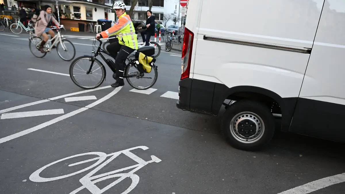 16.01.2020, Hessen, Frankfurt/Main: Ein Mitarbeiter der Städtischen Verkehrspolizei fährt an einem falsch geparkten Lieferwagen vorbei. Vollgeparkte Radwege und Bürgersteige machen das Durchkommen oft schwer. In Frankfurt ist eine Gruppe aus Fußgängern, Radfahrern und Autofahrern deshalb aktiv geworden. (zu dpa "Kampf gegen Falschparker - unterwegs mit der «Abschleppgruppe»") Foto: Arne Dedert/dpa +++ dpa-Bildfunk +++