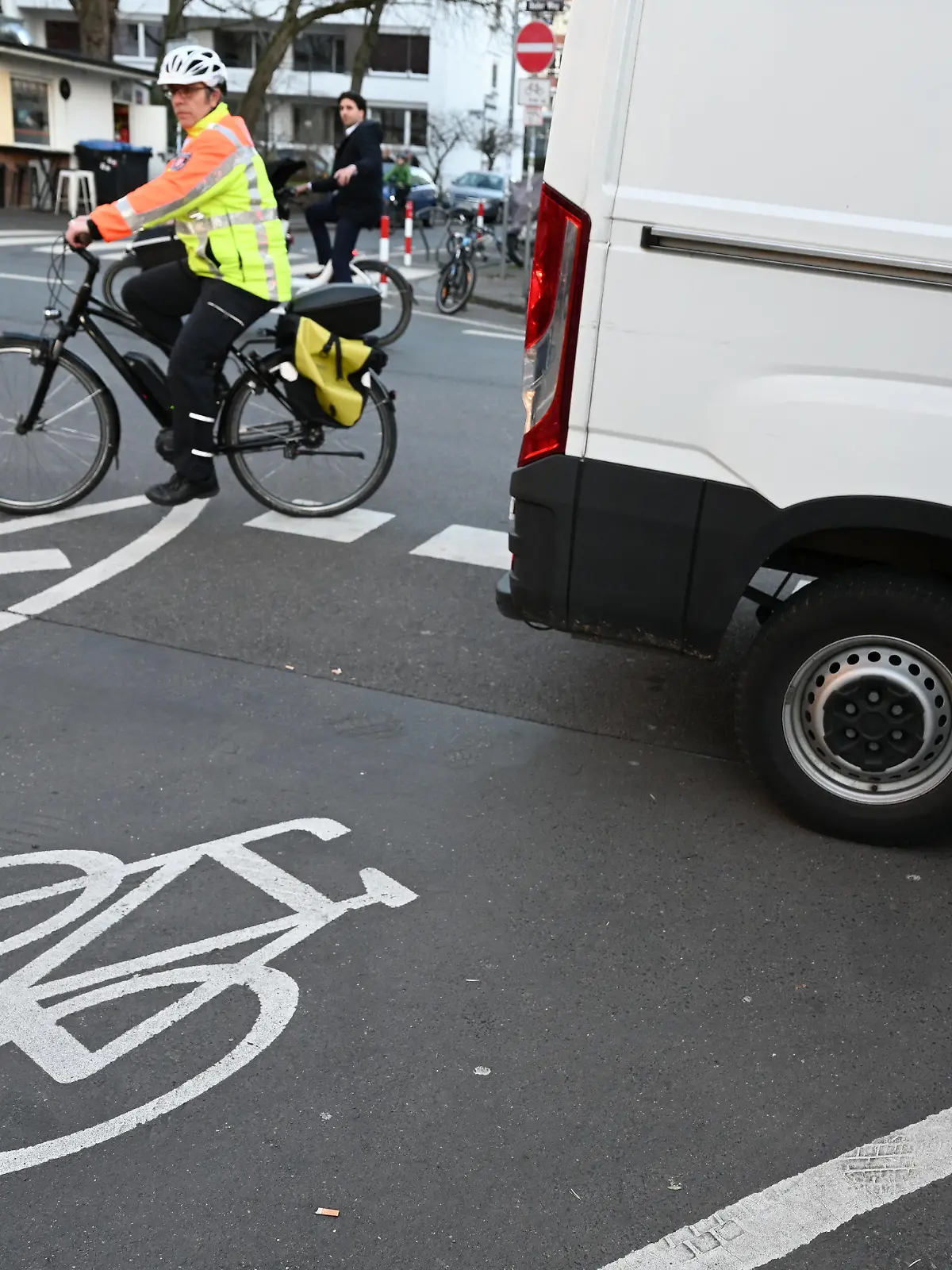 16.01.2020, Hessen, Frankfurt/Main: Ein Mitarbeiter der Städtischen Verkehrspolizei fährt an einem falsch geparkten Lieferwagen vorbei. Vollgeparkte Radwege und Bürgersteige machen das Durchkommen oft schwer. In Frankfurt ist eine Gruppe aus Fußgängern, Radfahrern und Autofahrern deshalb aktiv geworden. (zu dpa "Kampf gegen Falschparker - unterwegs mit der «Abschleppgruppe»") Foto: Arne Dedert/dpa +++ dpa-Bildfunk +++