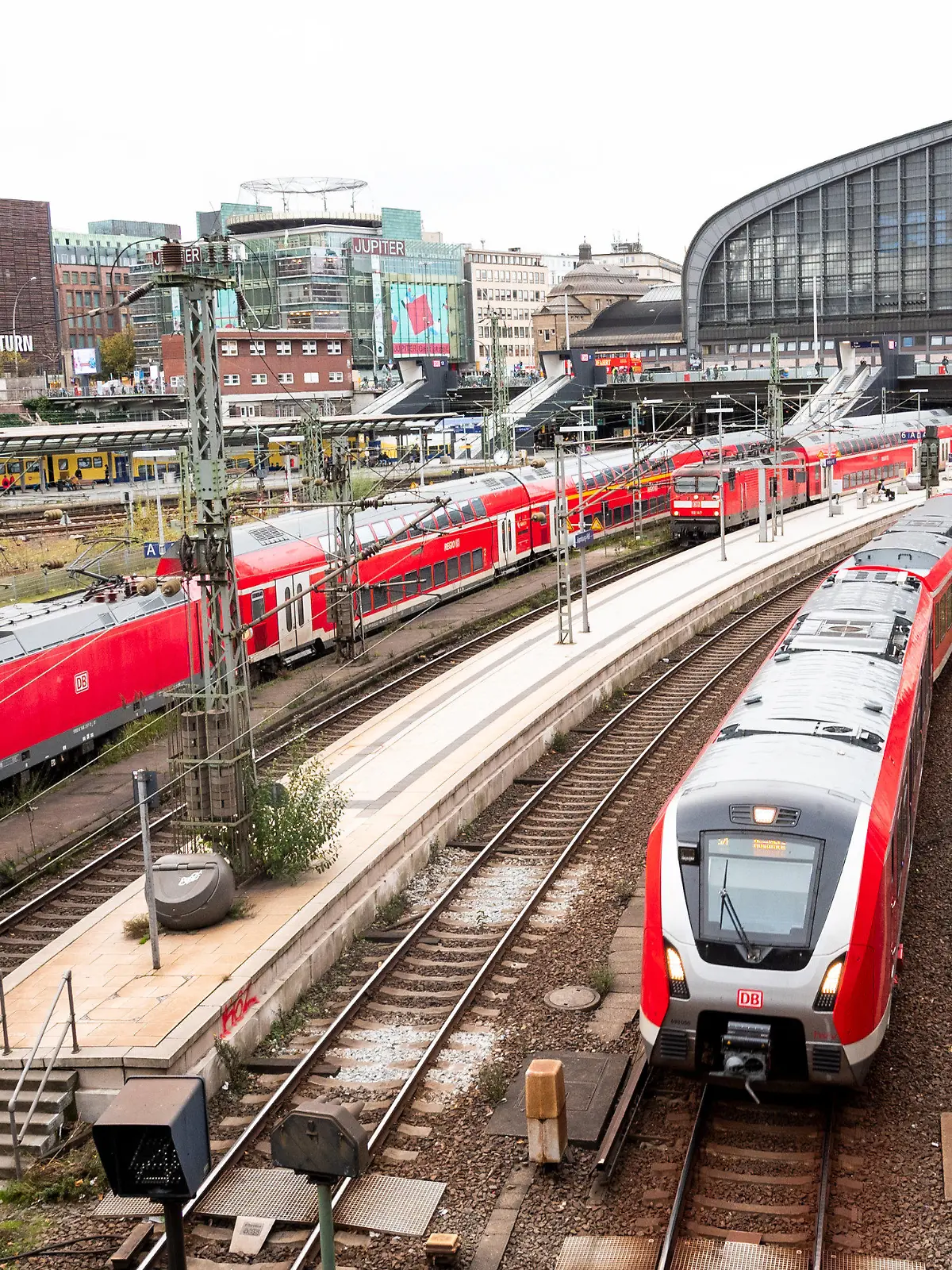 ARCHIV - 03.11.2022, Hamburg: Eine S-Bahn fährt aus dem Hauptbahnhof aus. Daneben stehen zwei Regionalzüge der Deutschen Bahn. Bei den bevorstehenden Tarifverhandlungen für die Beschäftigten der Deutschen Bahn ist eine hartes Ringen zu erwarten. Bereits in der ersten Runde will die Gewerkschaft EVG ein Angebot sehen - sonst drohen Warnstreiks mit Stillstand für die Fahrgäste. (zu dpa «Bahn und Gewerkschaft EVG vor harter Tarifrunde») Foto: Daniel Bockwoldt/dpa +++ dpa-Bildfunk +++
