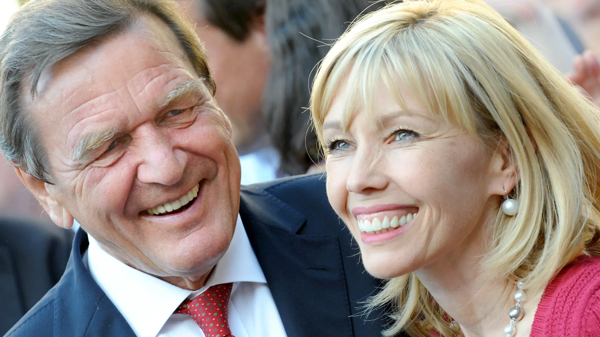 ARCHIV - Der ehemalige Bundeskanzler Gerhard Schröder (SPD) und seine dritte Frau Doris Schröder-Köpf lachen am 31.08.2009 auf dem Opernplatz in Hannover. (zu dpa «Medien: Gerhard Schröder hat neue Partnerin») Foto: Jochen Lübke/dpa +++(c) dpa - Bildfunk+++