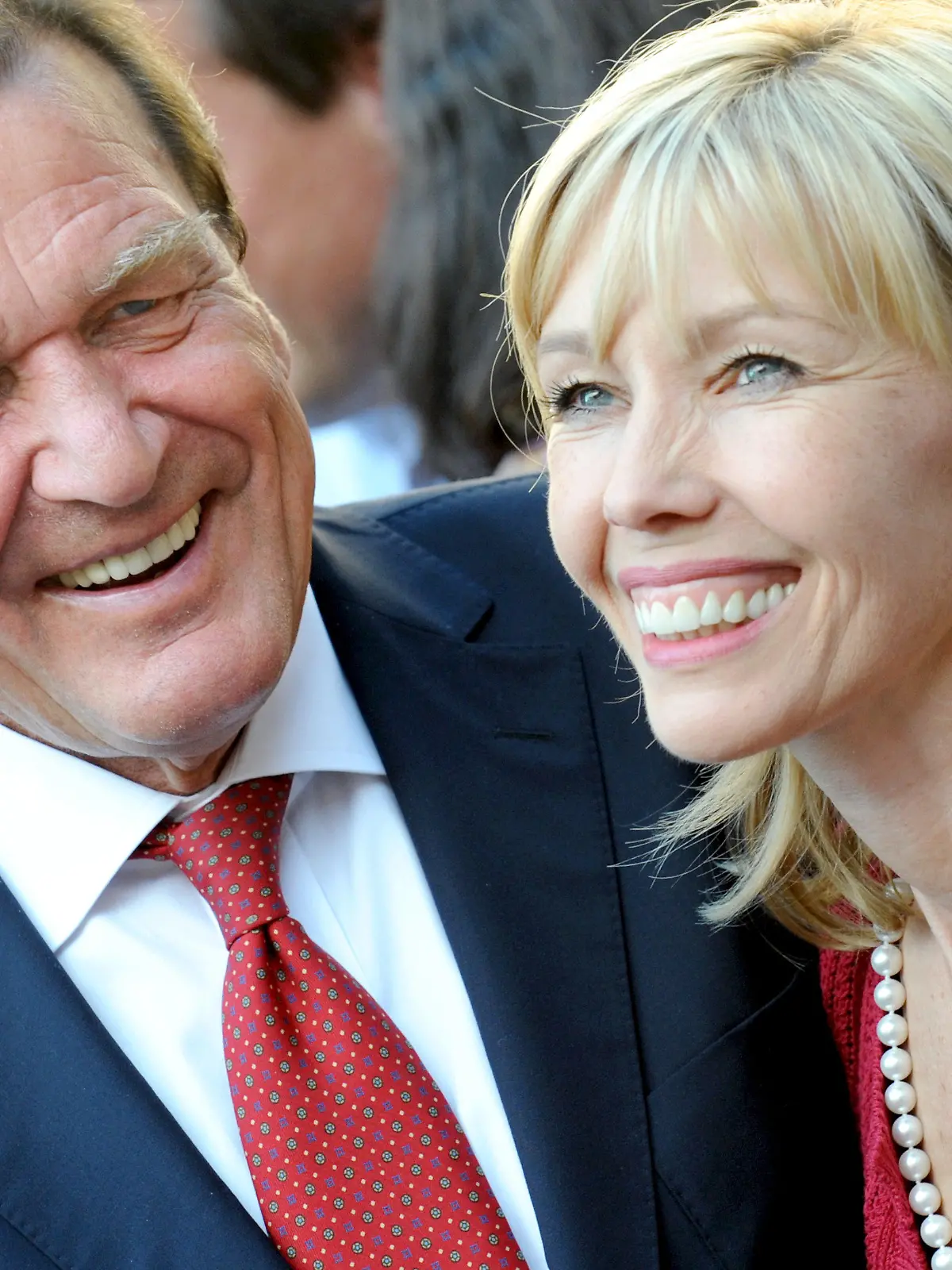 ARCHIV - Der ehemalige Bundeskanzler Gerhard Schröder (SPD) und seine dritte Frau Doris Schröder-Köpf lachen am 31.08.2009 auf dem Opernplatz in Hannover.   (zu dpa «Medien: Gerhard Schröder hat neue Partnerin») Foto: Jochen Lübke/dpa +++(c) dpa - Bildfunk+++