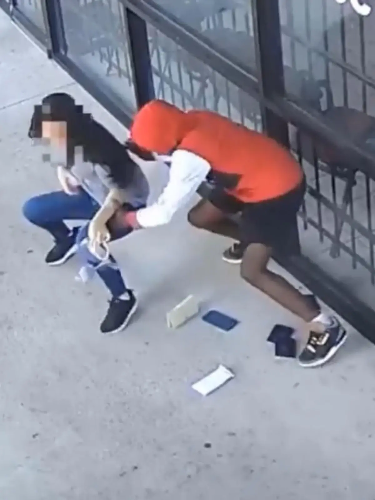 Nhung T. (44) aus Houston Texas in den USA wird höchstwahrscheinlich den Rest ihres Lebens auf einen Rollstuhl angewiesen sein. Nachdem sie brutal überfallen wurde, ist sie nicht mehr in der Lage, ihre Beine zu benutzen. Der Räuber stieß sie nicht nur zu Boden, er stahl ihr auch noch tausende von Dollar. Wie es jetzt für die alleinerziehende Mutter weitergehen soll, im Video.
