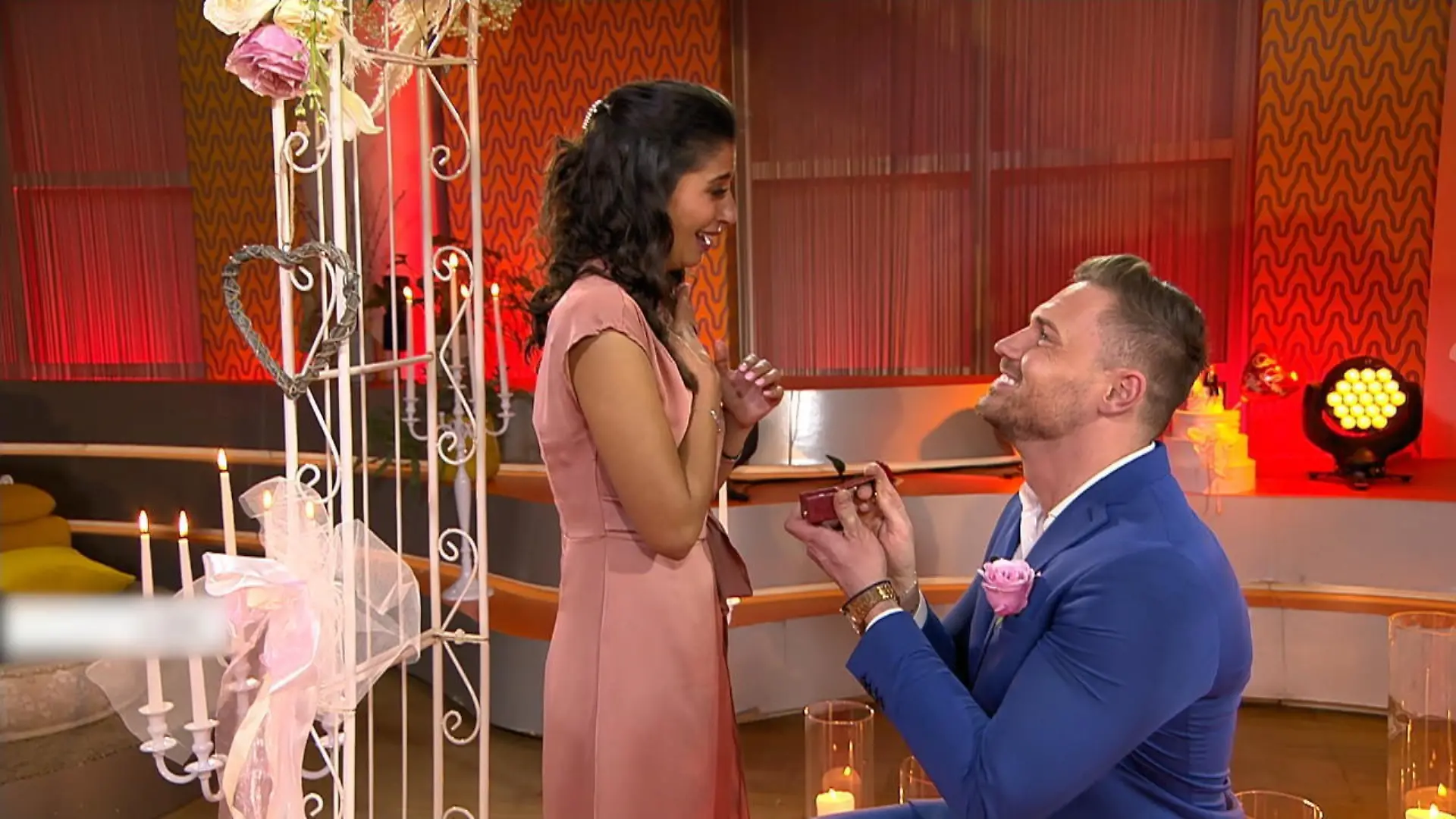 Eva Benetatou bekommt live einen Heiratsantrag Mega-Überraschung an Valentinstag