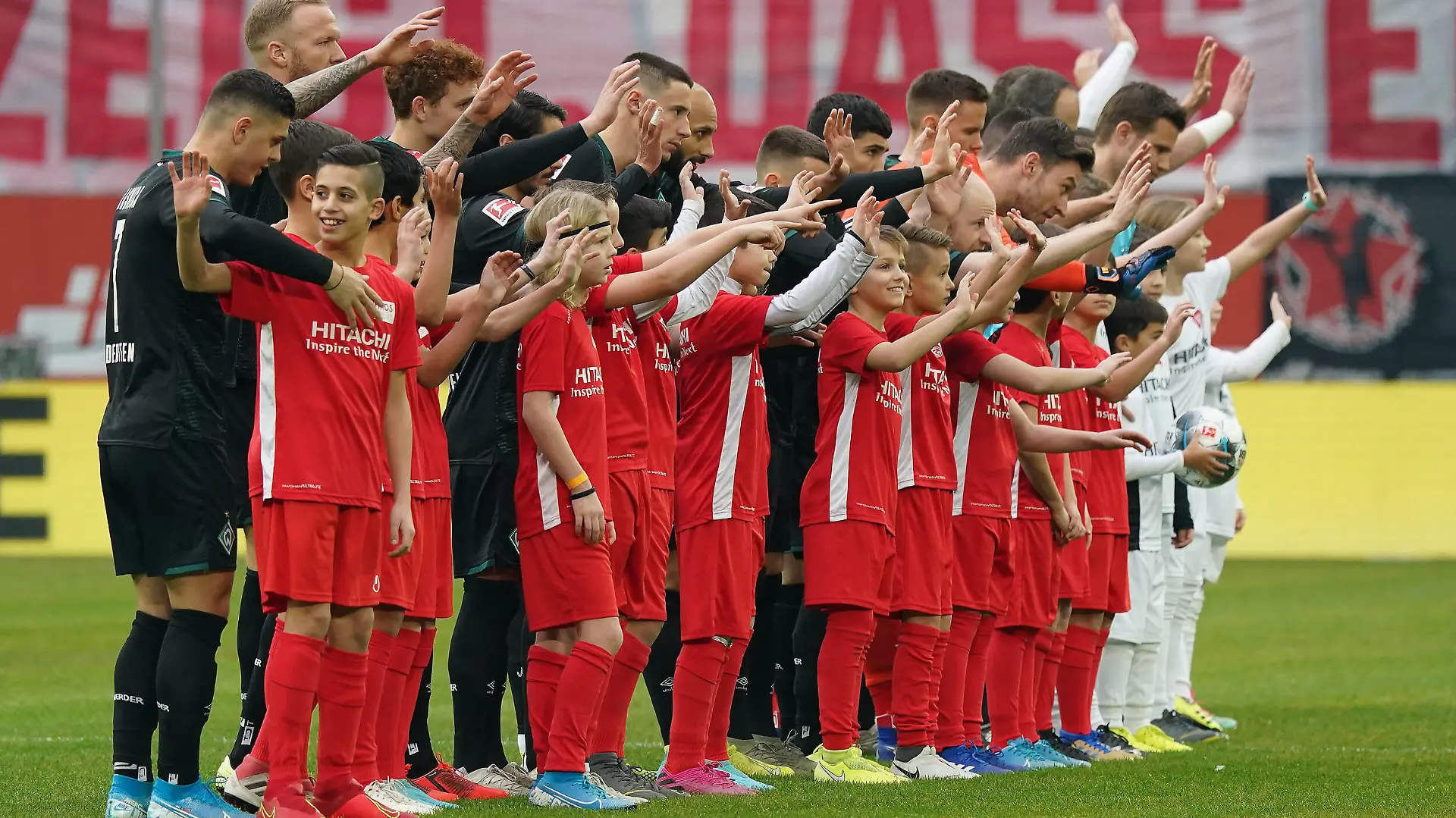  GER, 1. FBL, Fortuna Duesseldorf vs. SV Werder Bremen / 18.01.2020, Merkur Spielarena, Duesseldorf , GER, 1. FBL, Fortuna Duesseldorf vs. SV Werder Bremen, DFL regulations prohibit any use of photographs as image sequences and/or quasi-video im Bild / picture shows: Auflauf der Mannschaften mit Einlaufkindern mit winkelnden Kindern *** GER, 1 FBL, Fortuna Duesseldorf vs. SV Werder Bremen 18 01 2020, Merkur Spielarena, Duesseldorf , GER, 1 FBL, Fortuna Duesseldorf vs. SV Werder Bremen, DFL regulations prohibit any use of photographs as image sequences and or quasi video im Bild picture shows Crowd of teams with run-in children with waving children nordphotox/xMeuter nph00351