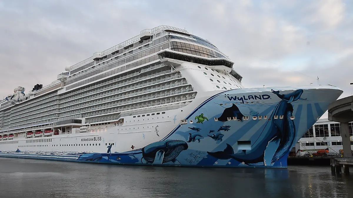 March 15, 2020 - New York,. NY USA: Passengers aboard Norwegian Bliss cruise ship docked on the West side of Manhattan have been allowed to disembark disembark when it was confirmed no passengers have Coronavirus. (John Roca/Polaris/ddp) ///
Corona virus folo