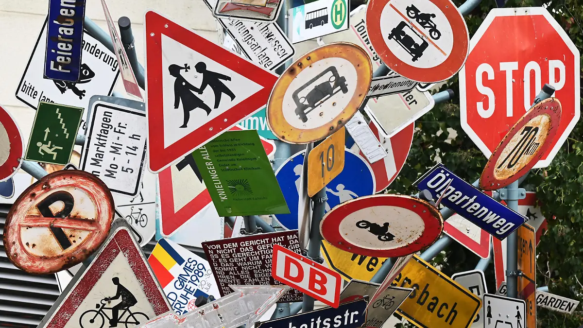 Beim Tiefbauamt der Stadt Karlsruhe steht auf dem Gelände des Sachgebiets Verkehrsausstattung ein Schilderbaum, der von den Mitarbeitern über Jahre hinweg errichtet wurde und in unregelmäßigen Abständen mit Schildern ergänzt wird. (zu dpa «Aufforsten im Schilderwald - Wann werden es zu viele Verkehrszeichen?»)