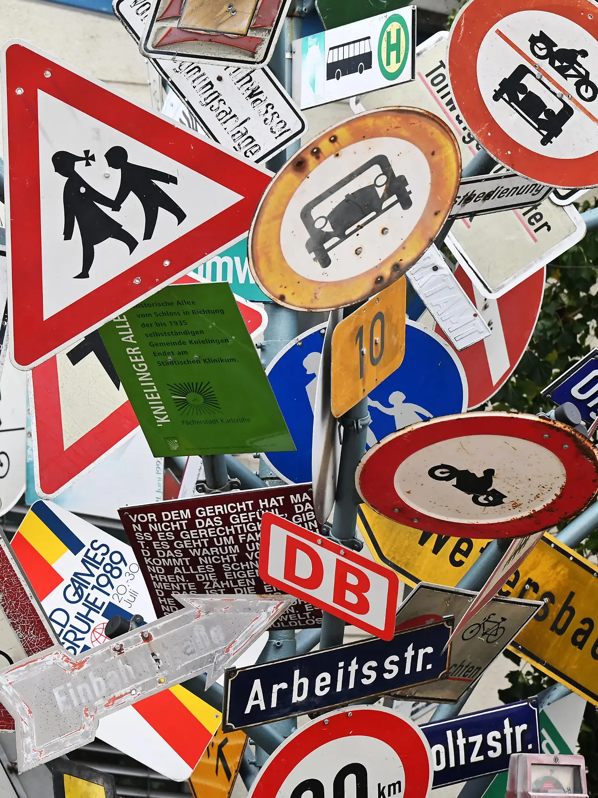Beim Tiefbauamt der Stadt Karlsruhe steht auf dem Gelände des Sachgebiets Verkehrsausstattung ein Schilderbaum, der von den Mitarbeitern über Jahre hinweg errichtet wurde und in unregelmäßigen Abständen mit Schildern ergänzt wird. (zu dpa «Aufforsten im Schilderwald - Wann werden es zu viele Verkehrszeichen?»)