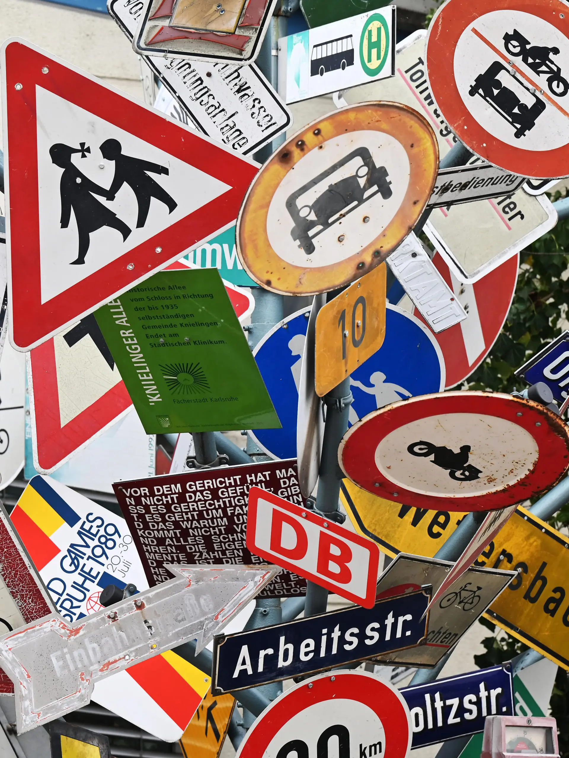 Beim Tiefbauamt der Stadt Karlsruhe steht auf dem Gelände des Sachgebiets Verkehrsausstattung ein Schilderbaum, der von den Mitarbeitern über Jahre hinweg errichtet wurde und in unregelmäßigen Abständen mit Schildern ergänzt wird. (zu dpa «Aufforsten im Schilderwald - Wann werden es zu viele Verkehrszeichen?»)