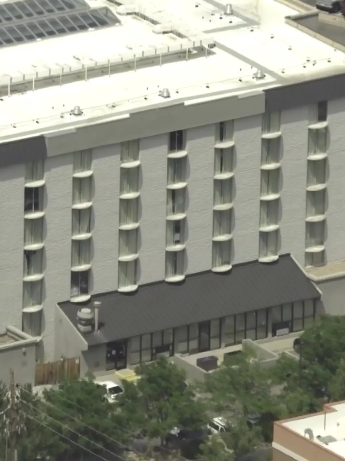 Mädchen stürzt in Denver aus sechstem Stock und überlebt