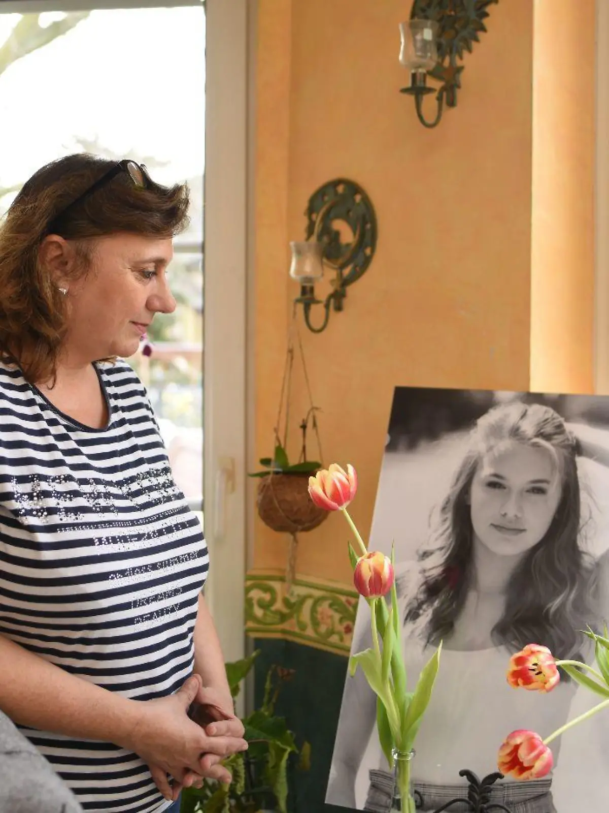 Rebeccas Mutter Brigitte vor dem Bild ihrer Tochter