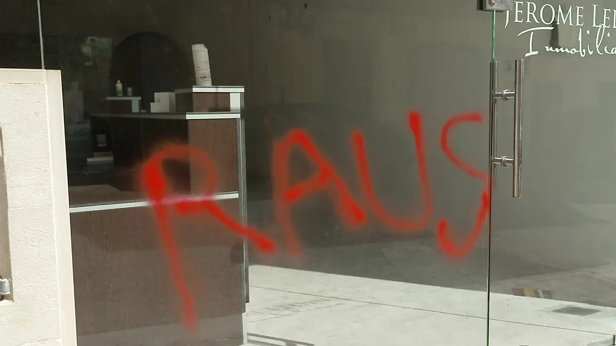 „Deutsche raus!” Diese Parole prangte am Wochenende an mehreren Immobilienbüros auf Mallorca.