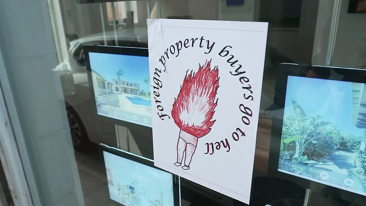 „Ausländische Immobilienkäufer, fahrt zur Hölle” – Plakate und Aufkleber wie dieser wurden an Autos mit ausländischen Kennzeichen und manchen Geschäften angebracht.