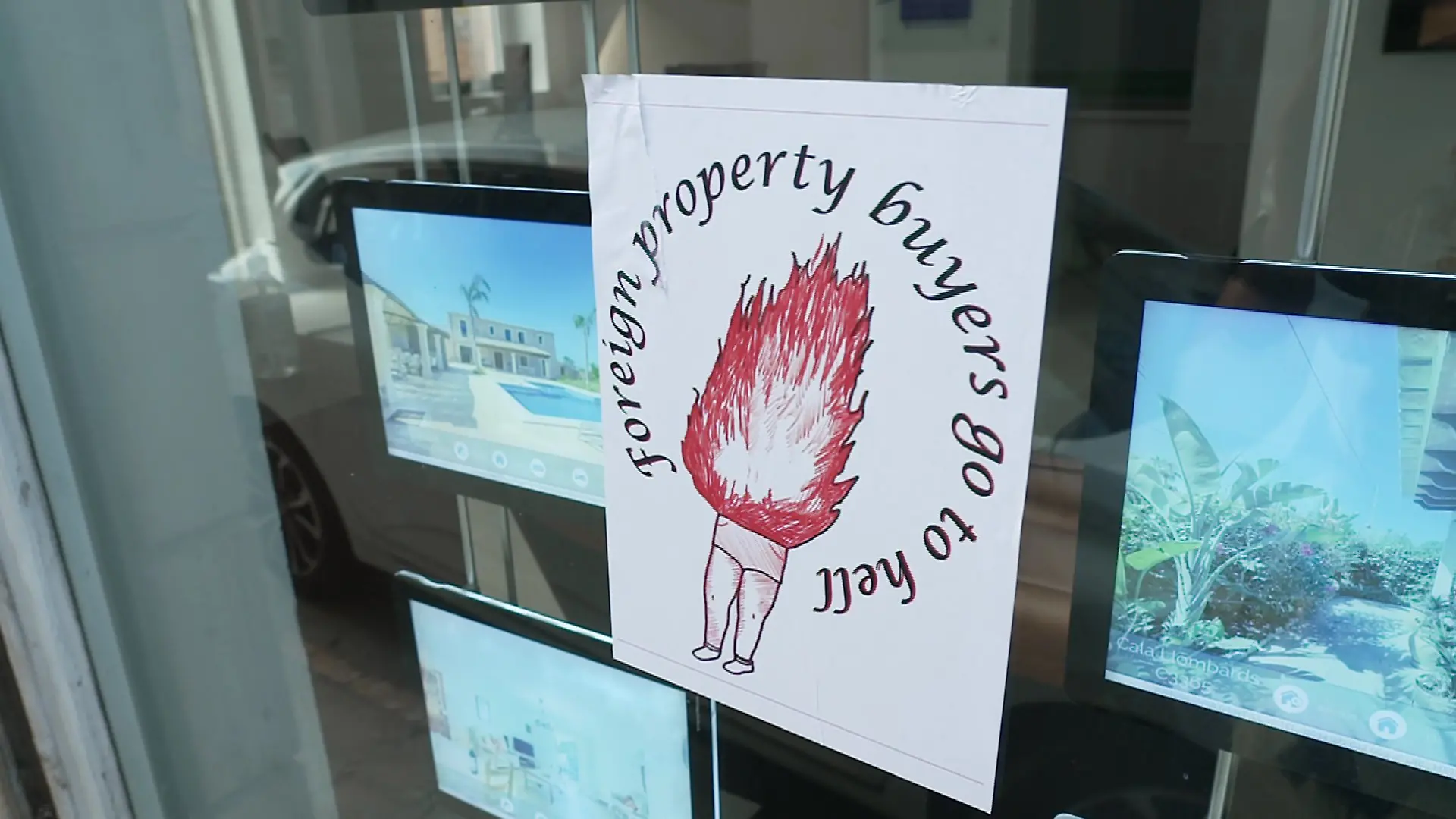 „Ausländische Immobilienkäufer, fahrt zur Hölle” – Plakate und Aufkleber wie dieser wurden an Autos mit ausländischen Kennzeichen und manchen Geschäften angebracht.