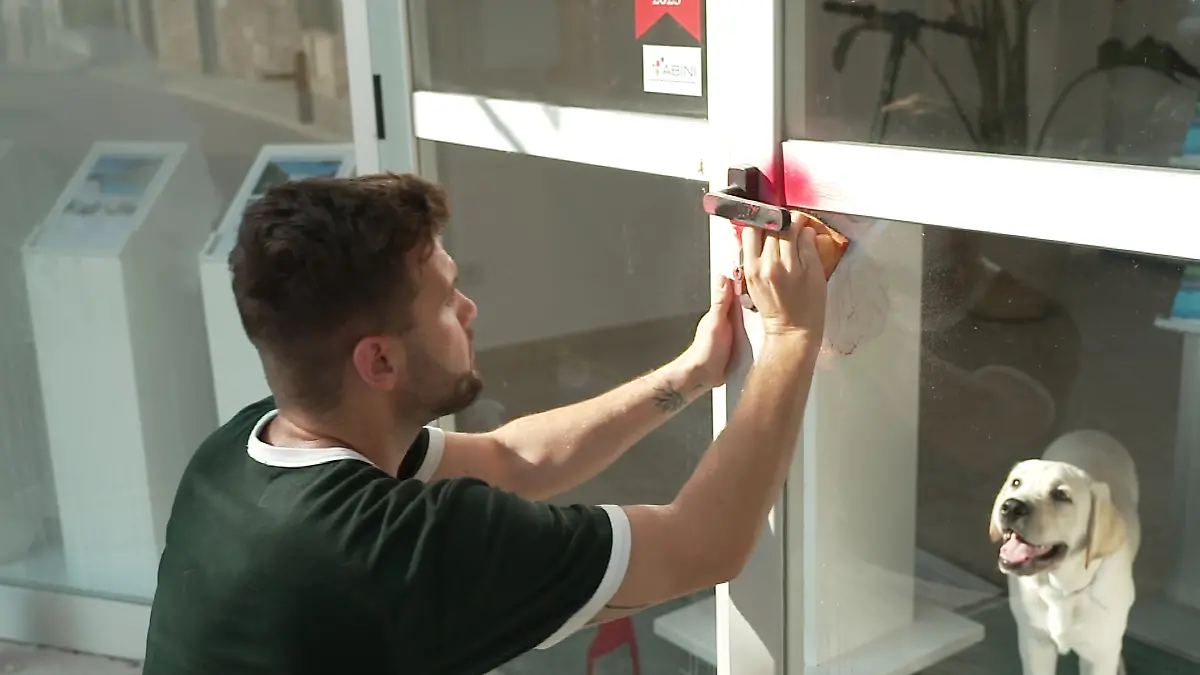 Gezielter Hass: In roter Farbe schrieben Unbekannte fremdenfeindliche Botschaften an Schaufenster und Türen auf Mallorca – die Mitarbeitende dann mühsam entfernen mussten.