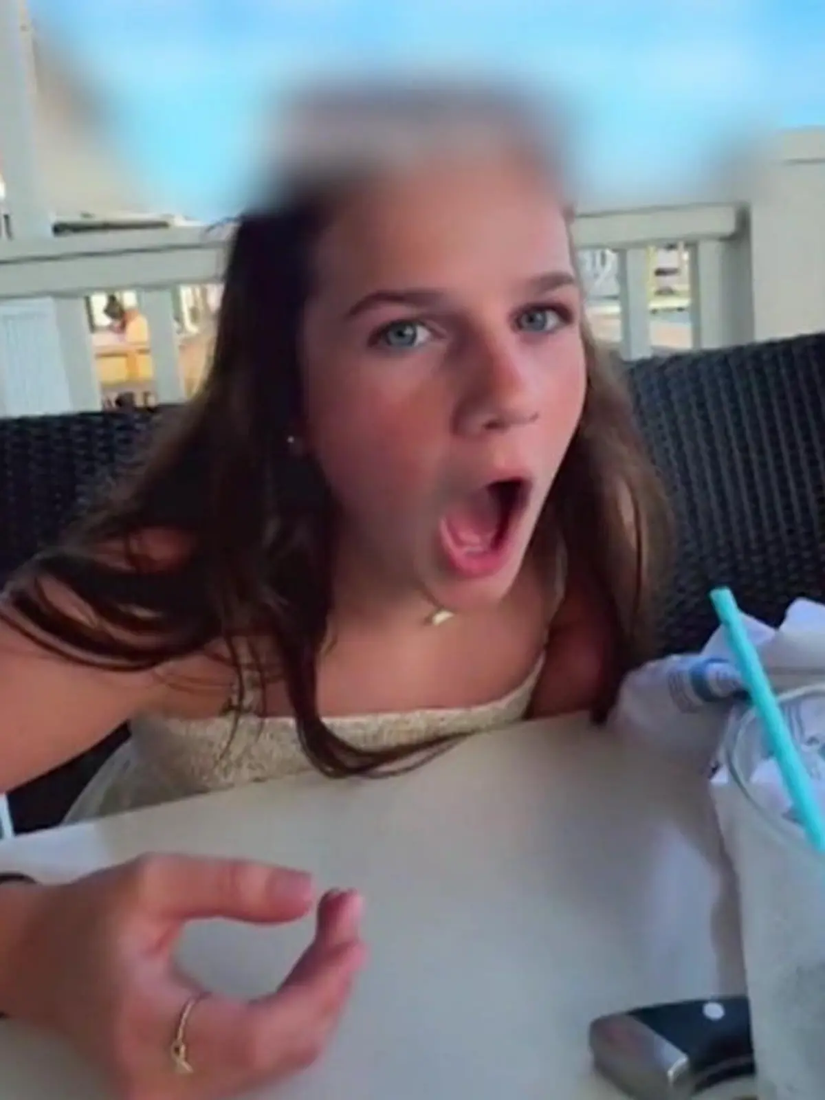 Bild zu: "Saftige Rechnung! DAS haben Gen Z-Schwestern bei Restaurantbesuch übersehen"