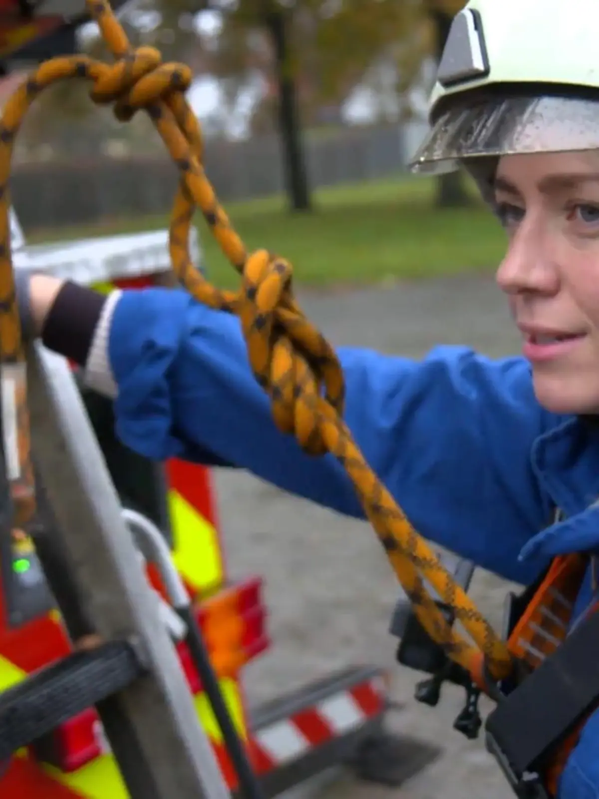 Ein Job bei der Feuerwehr ist nichts für schwache Nerven – und auch nichts für schwache Muckis! Ob 30 Meter in die Höhe klettern, bewusstlose Körper aus Gebäuden ziehen oder samt Atemschutzausrüstung durch enge, dunkle Räume krabbeln: Der Einstellungstest bei der Berufsfeuerwehr verlangt Bewerbern eine Menge ab. RTL-Reporterin Lisa Marie Siewert wagt sich an einige der Aufgaben. Wird sie bestehen?