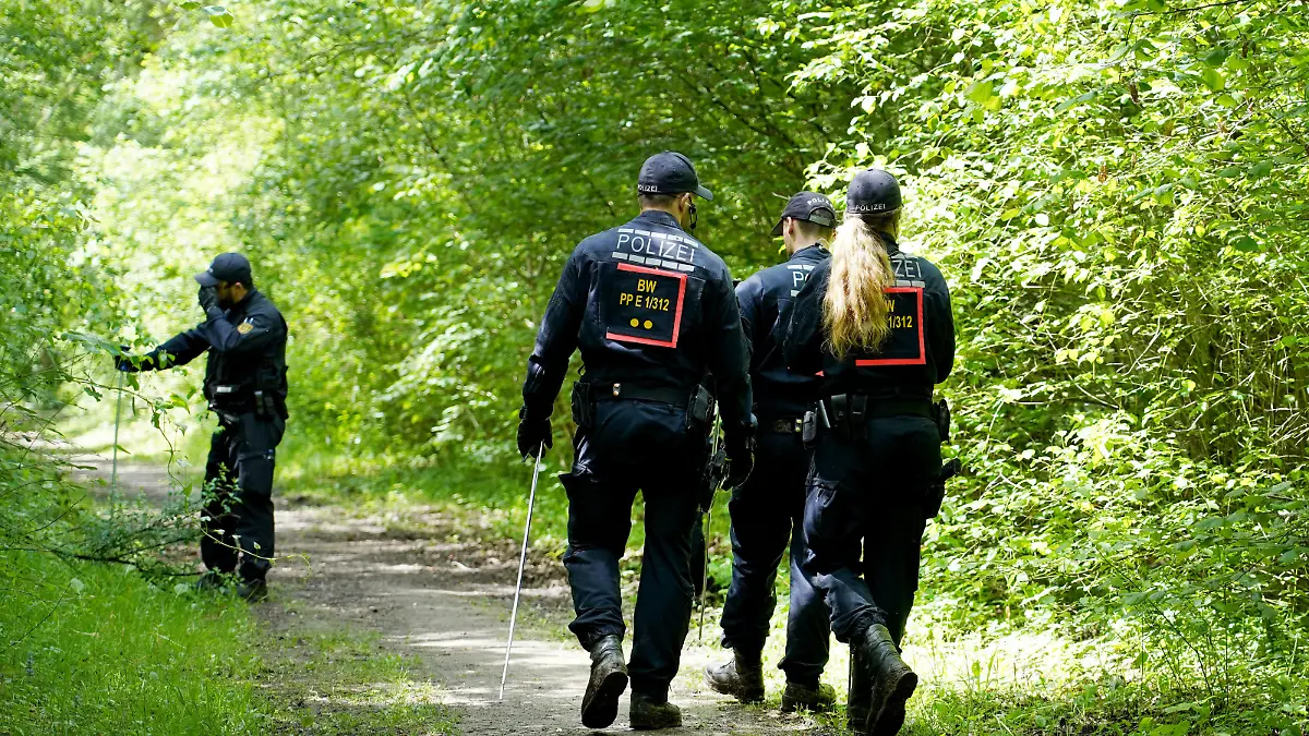 28.05.2019, Baden-Württemberg, Rust: Polizisten durchsuchen die Umgebung des Fundortes einer Frauenleiche nach Spuren. Aus dem persönlichen Besitz der Toten fehlten Gegenstände, teilten die Ermittler mit. Die Leiche der Frau war am Samstag, den 18.05.2019 am Rhein gefunden worden. (zu dpa: "Nach Fund von Frauenleiche - Tatverdächtiger schweigt") Foto: Benedikt Spether/dpa | Verwendung weltweit