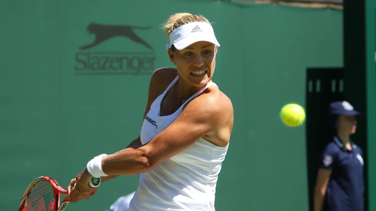 epa04824799 Angelique Kerber of Germany returns to compatriot Carina Witthoeft in their first round match during the Wimbledon Championships at the All England Lawn Tennis Club, in London, Britain, 30 June 2015. EPA/SEAN DEMPSEY +++(c) dpa - Bildfunk+++